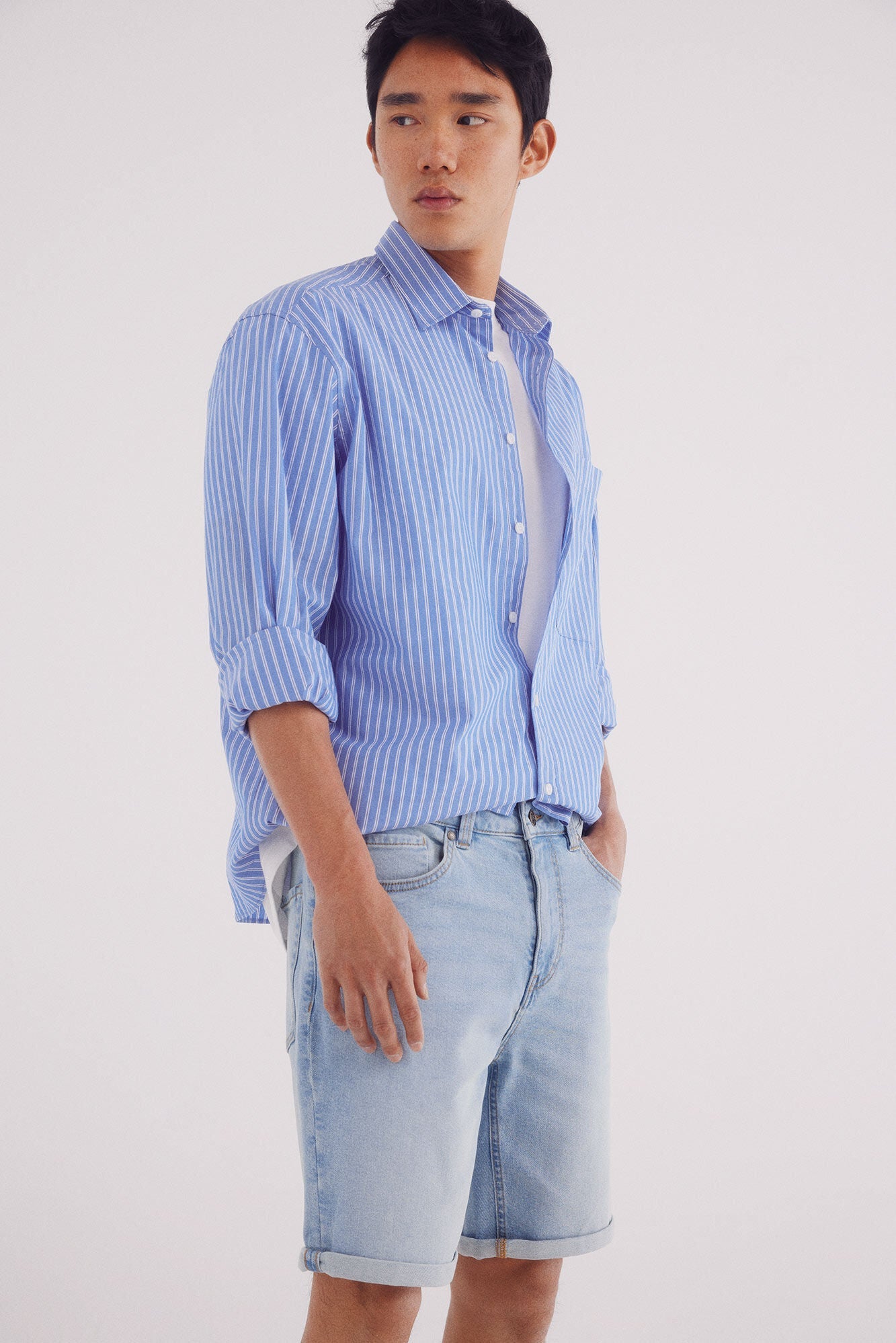 Basic light wash slim fit denim Bermuda shorts