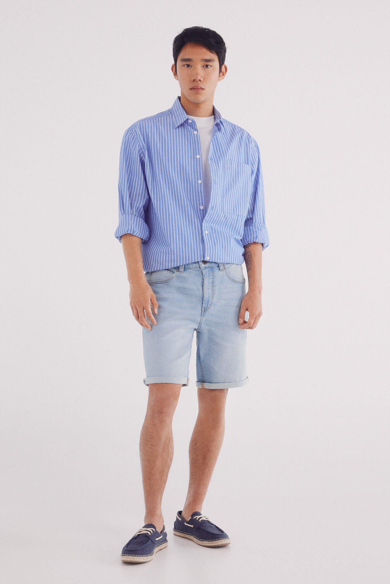 Basic light wash slim fit denim Bermuda shorts