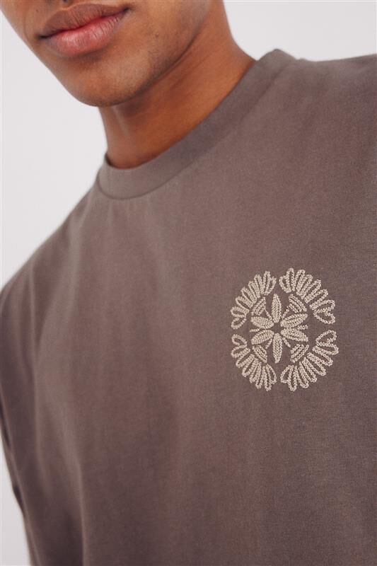 Circle embroidered T-shirt
