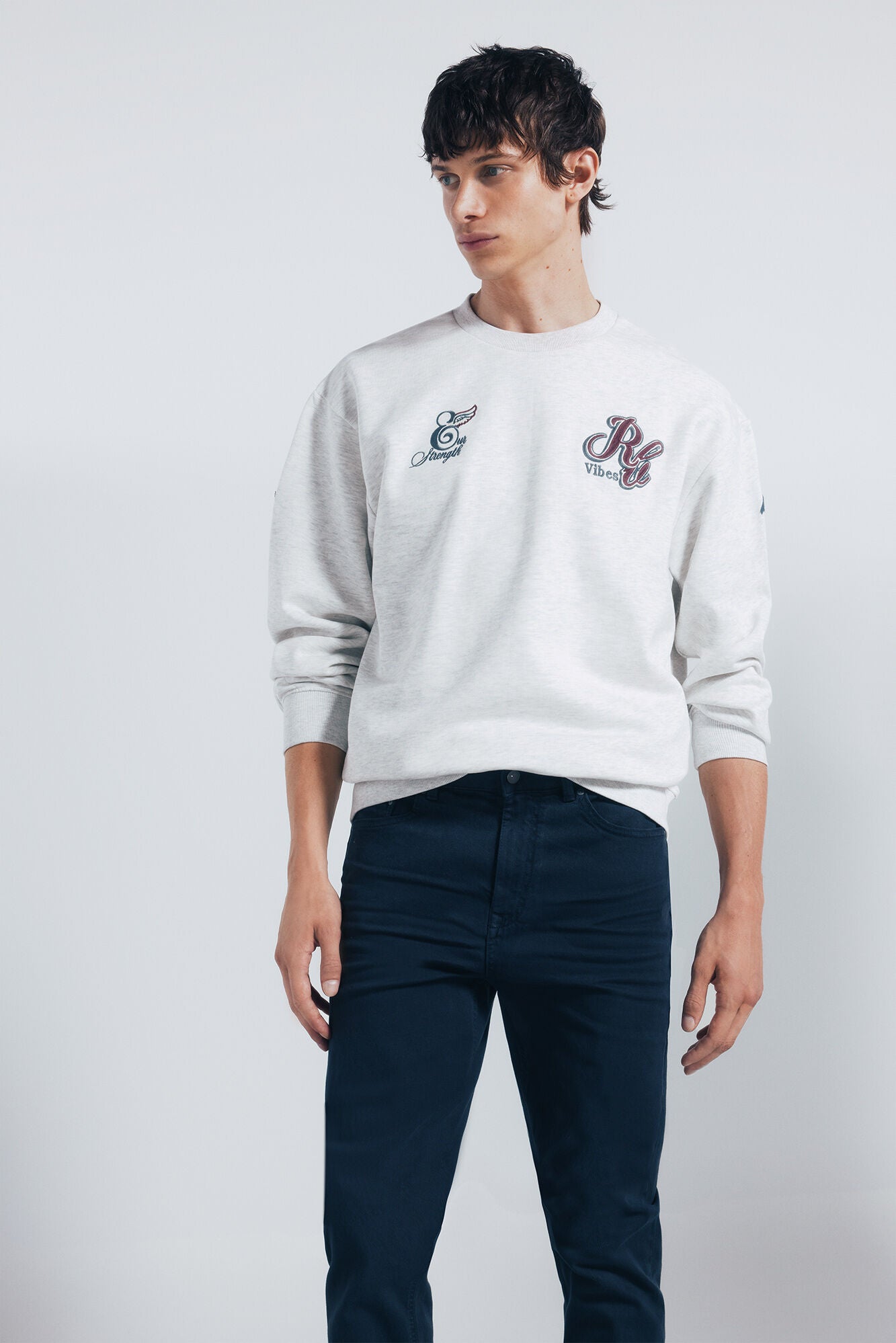 Coloured slim fit 5-pocket trousers.