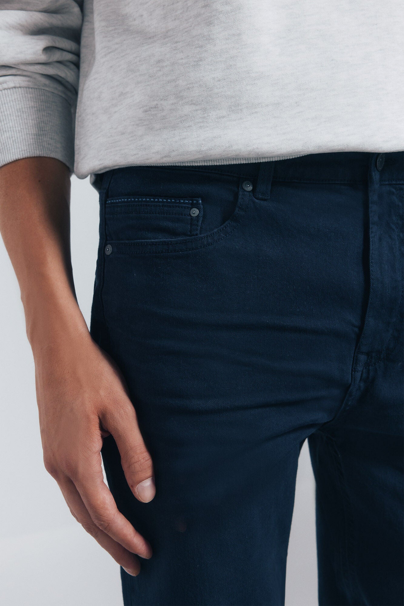 Coloured slim fit 5-pocket trousers.