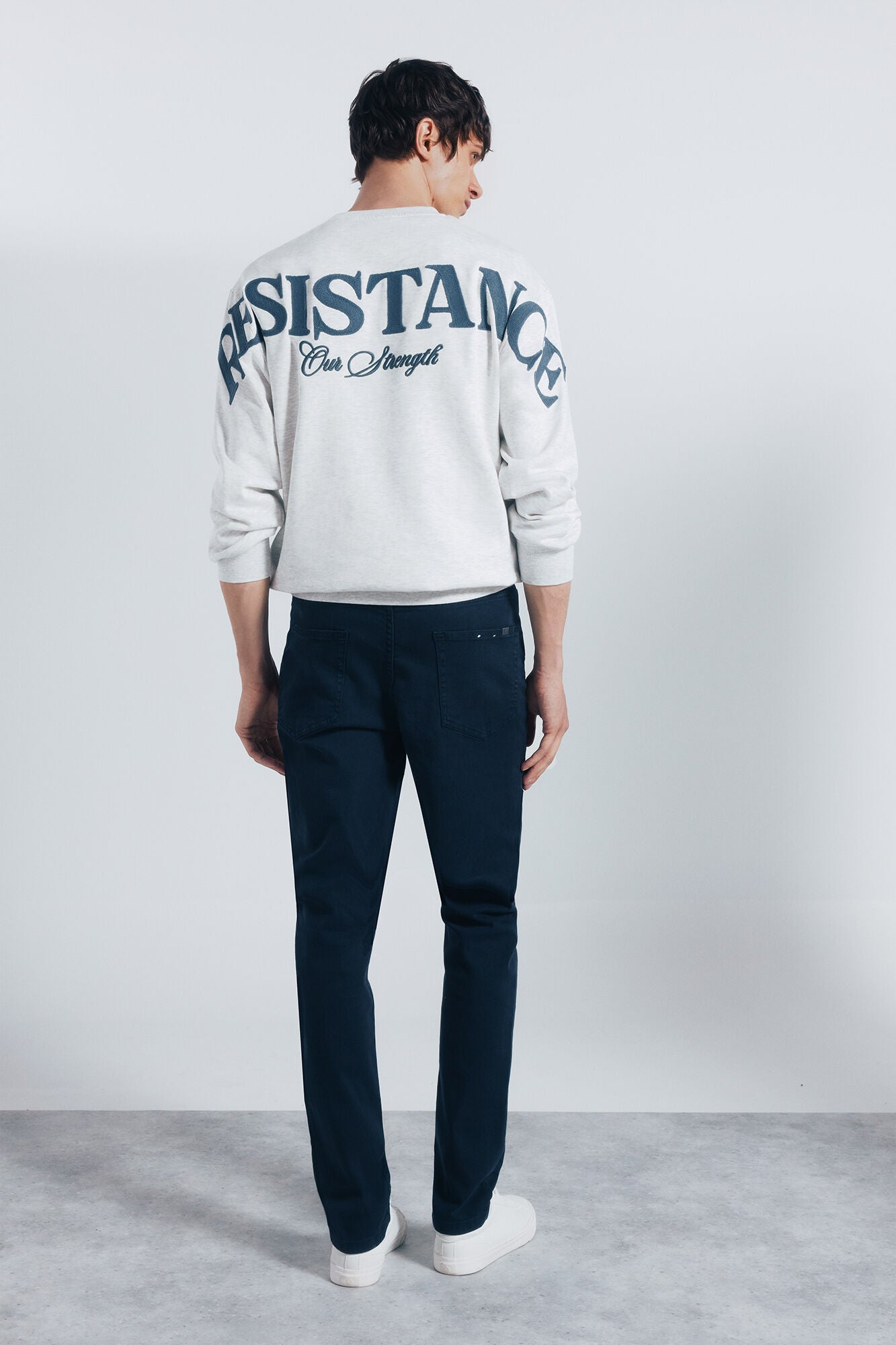 Coloured slim fit 5-pocket trousers.