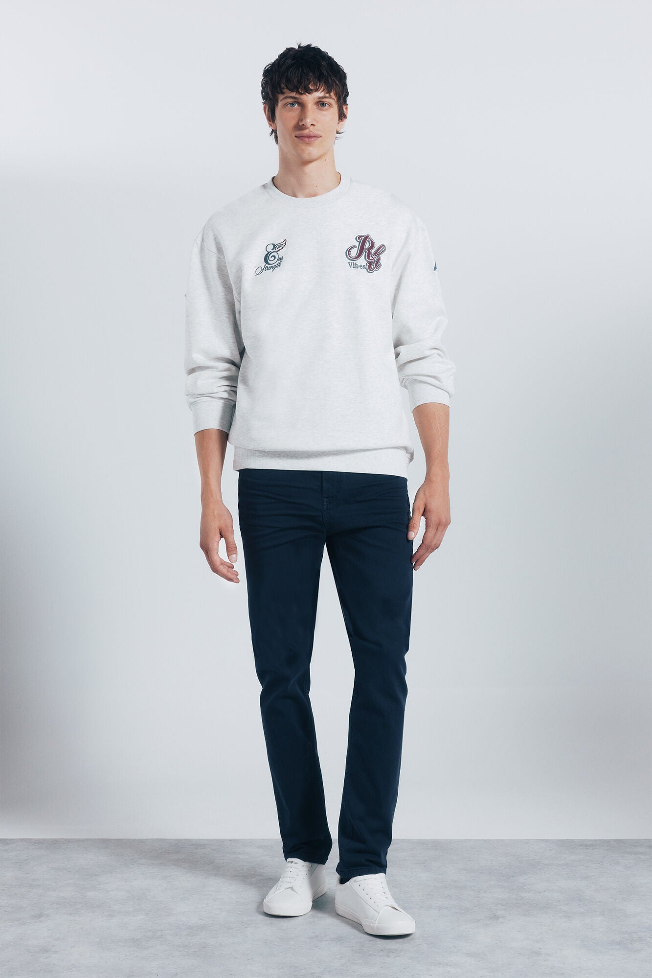 Coloured slim fit 5-pocket trousers.