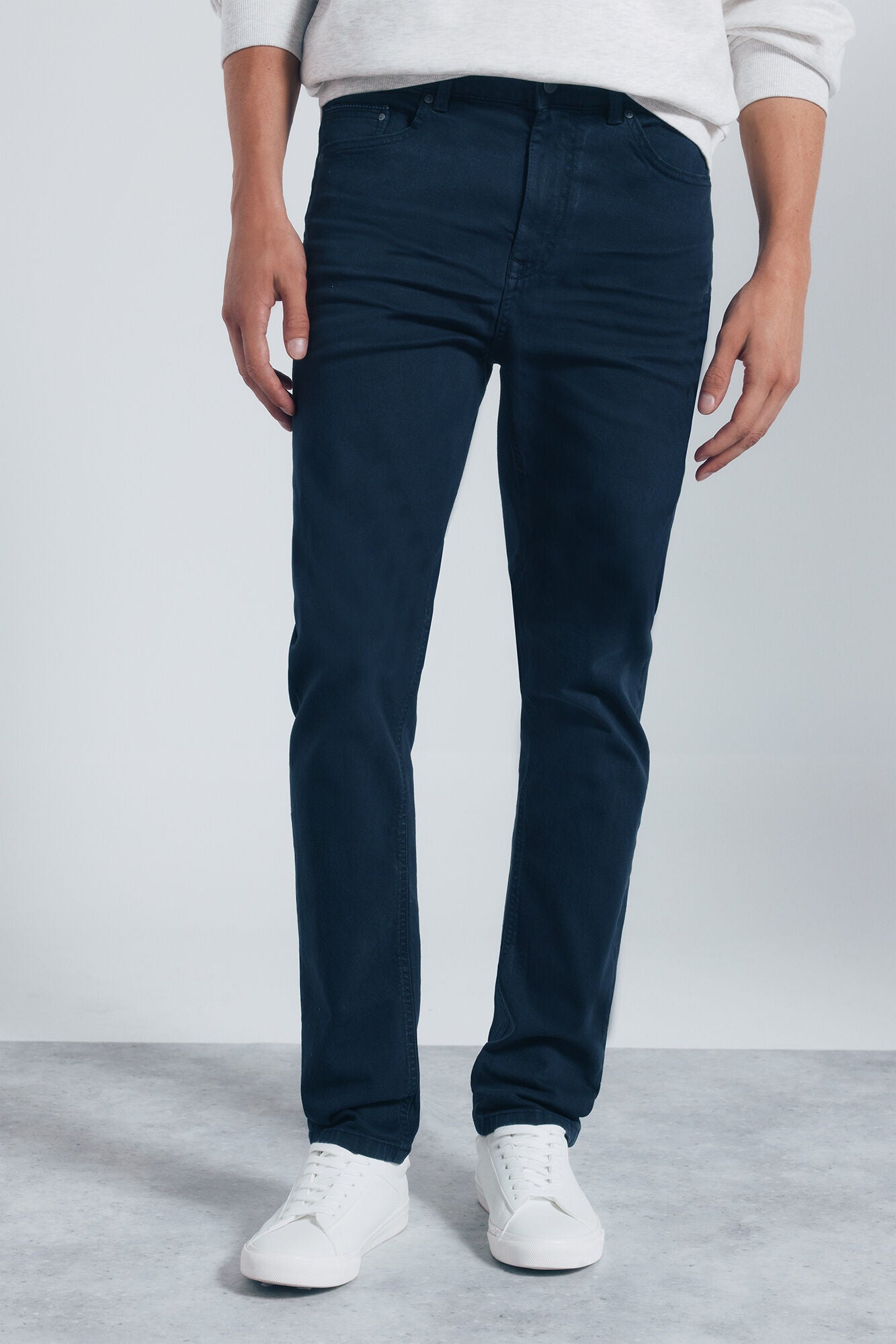 Coloured slim fit 5-pocket trousers.