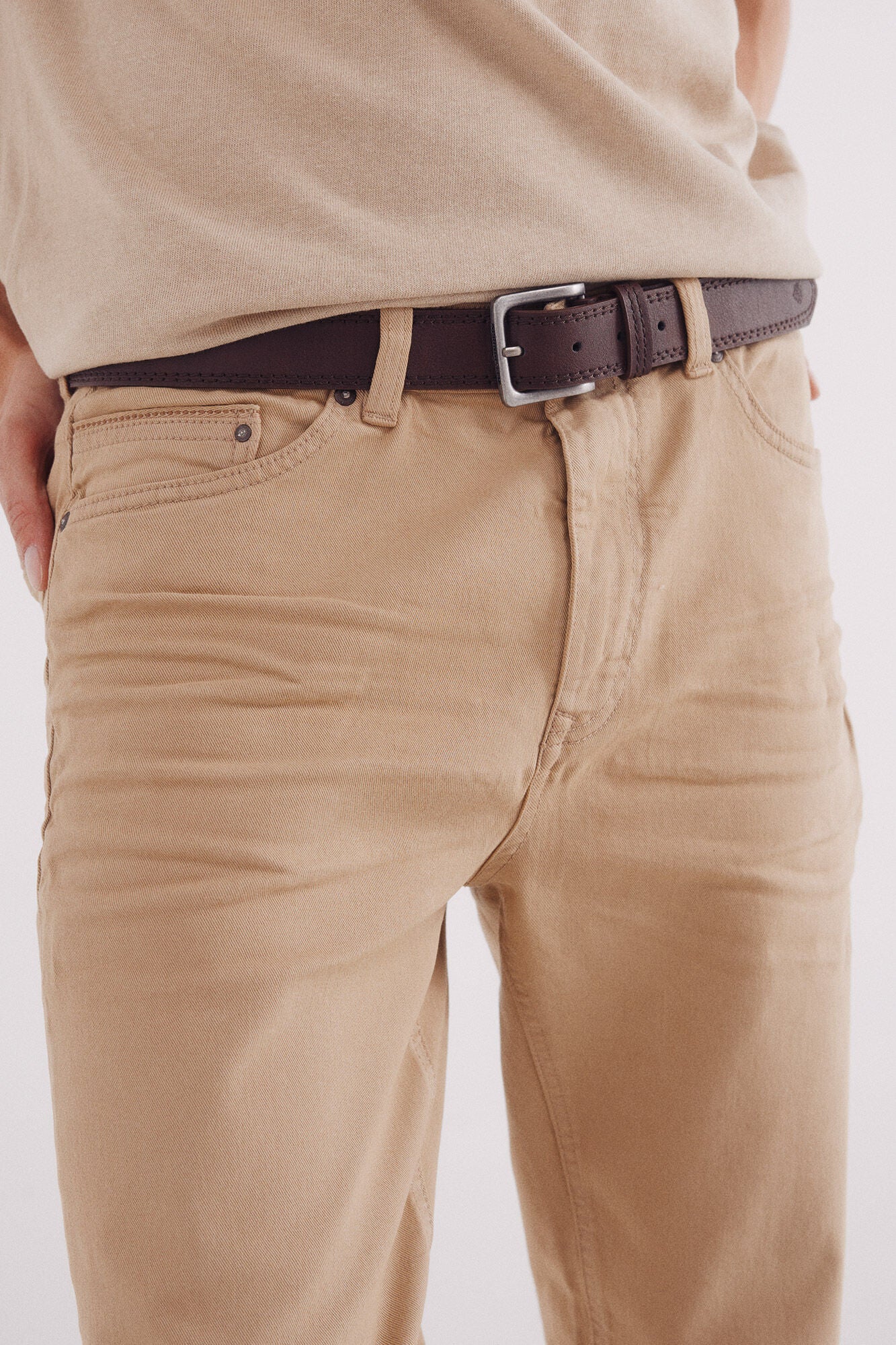Coloured slim fit 5-pocket trousers.