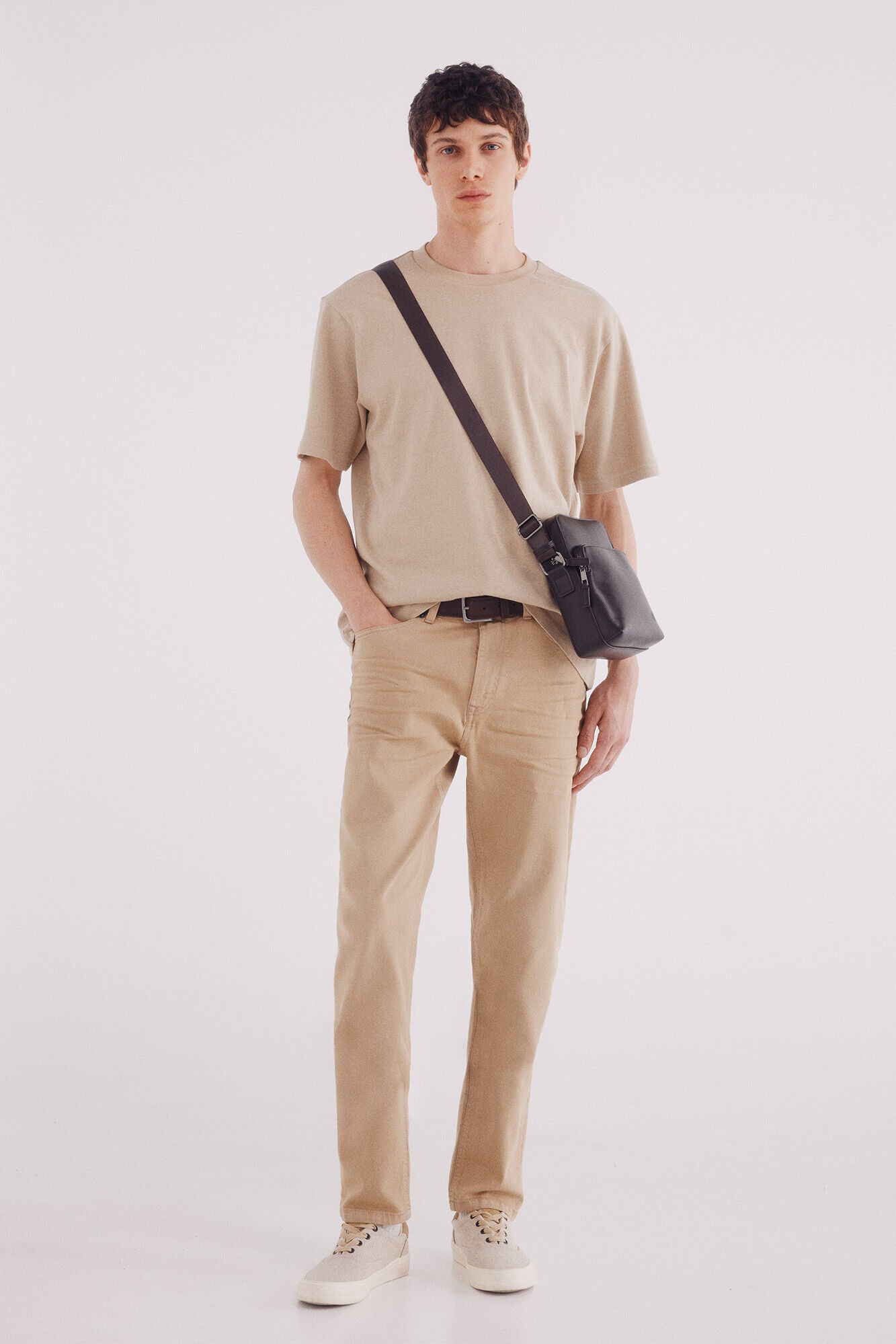 Coloured slim fit 5-pocket trousers.