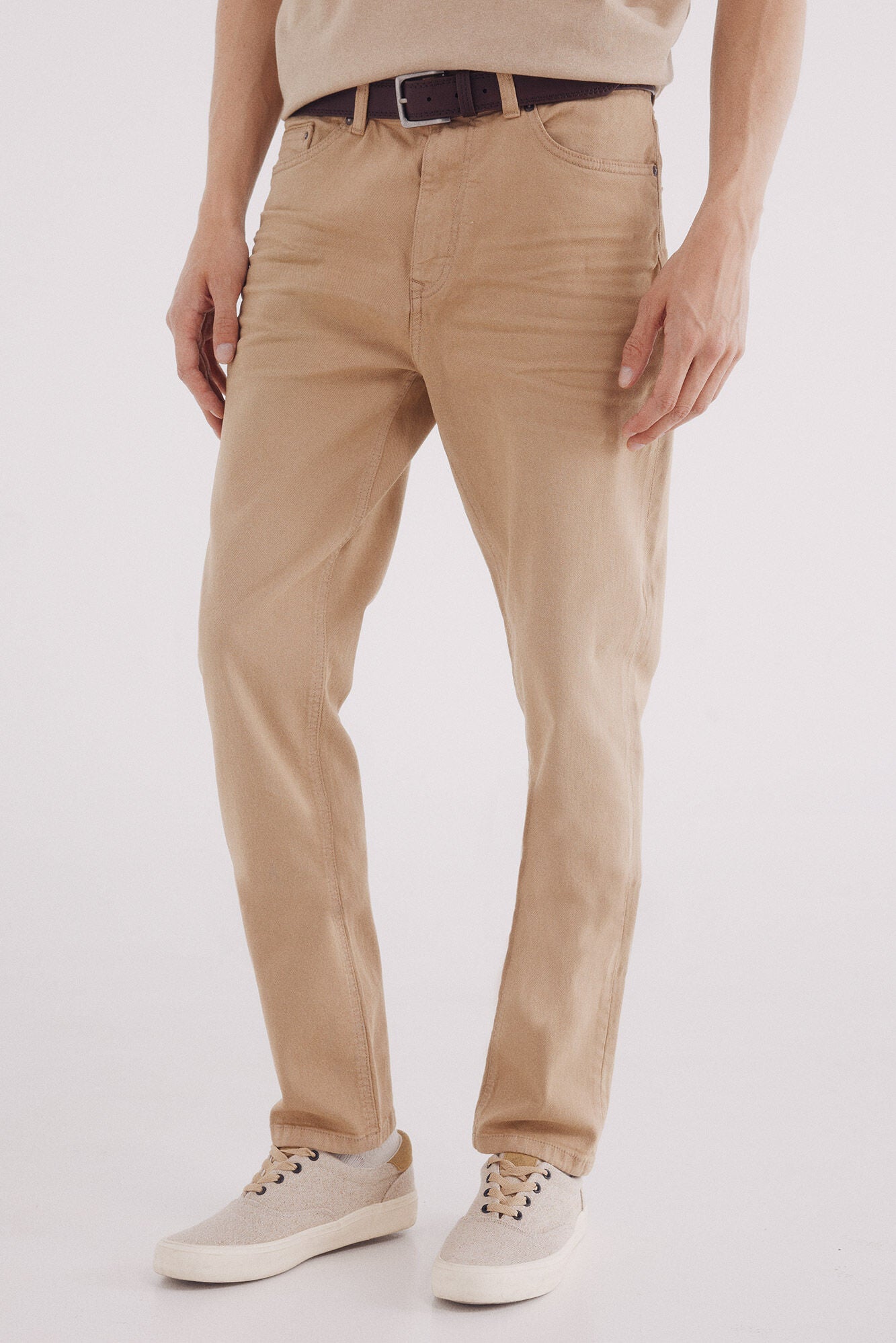 Coloured slim fit 5-pocket trousers.