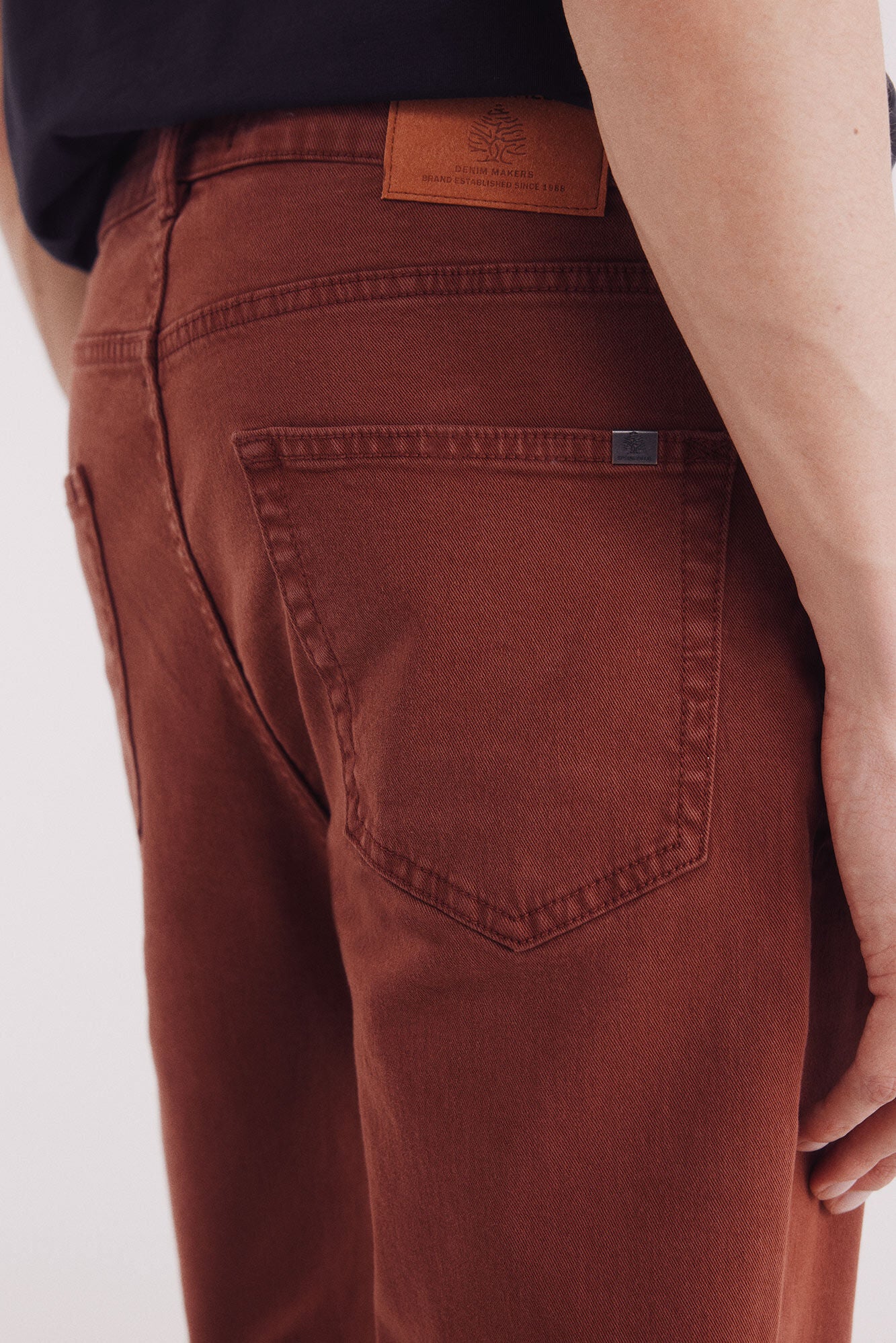 Coloured slim fit 5-pocket trousers.