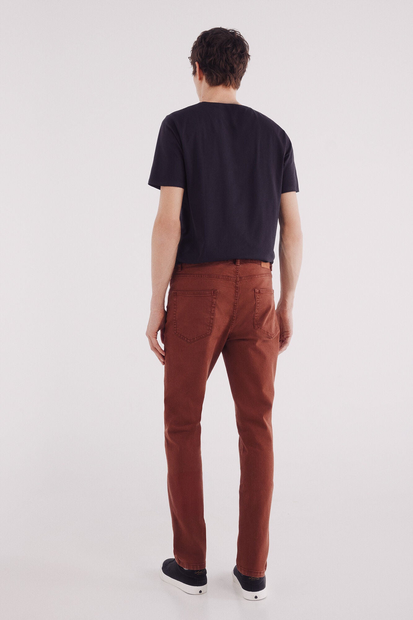 Coloured slim fit 5-pocket trousers.
