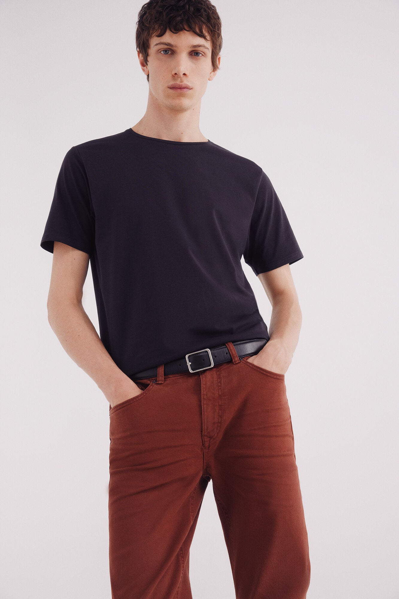 Coloured slim fit 5-pocket trousers.
