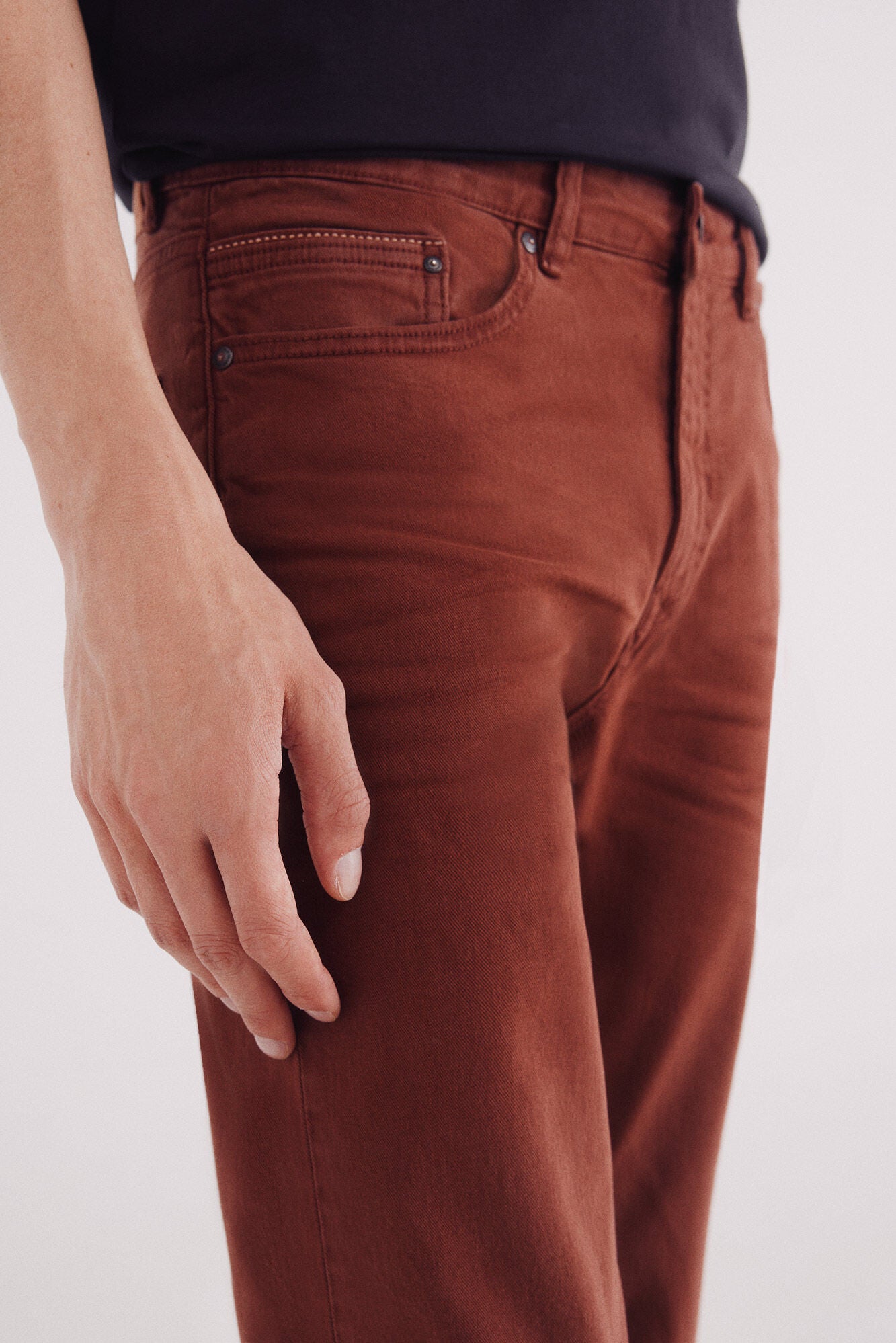 Coloured slim fit 5-pocket trousers.