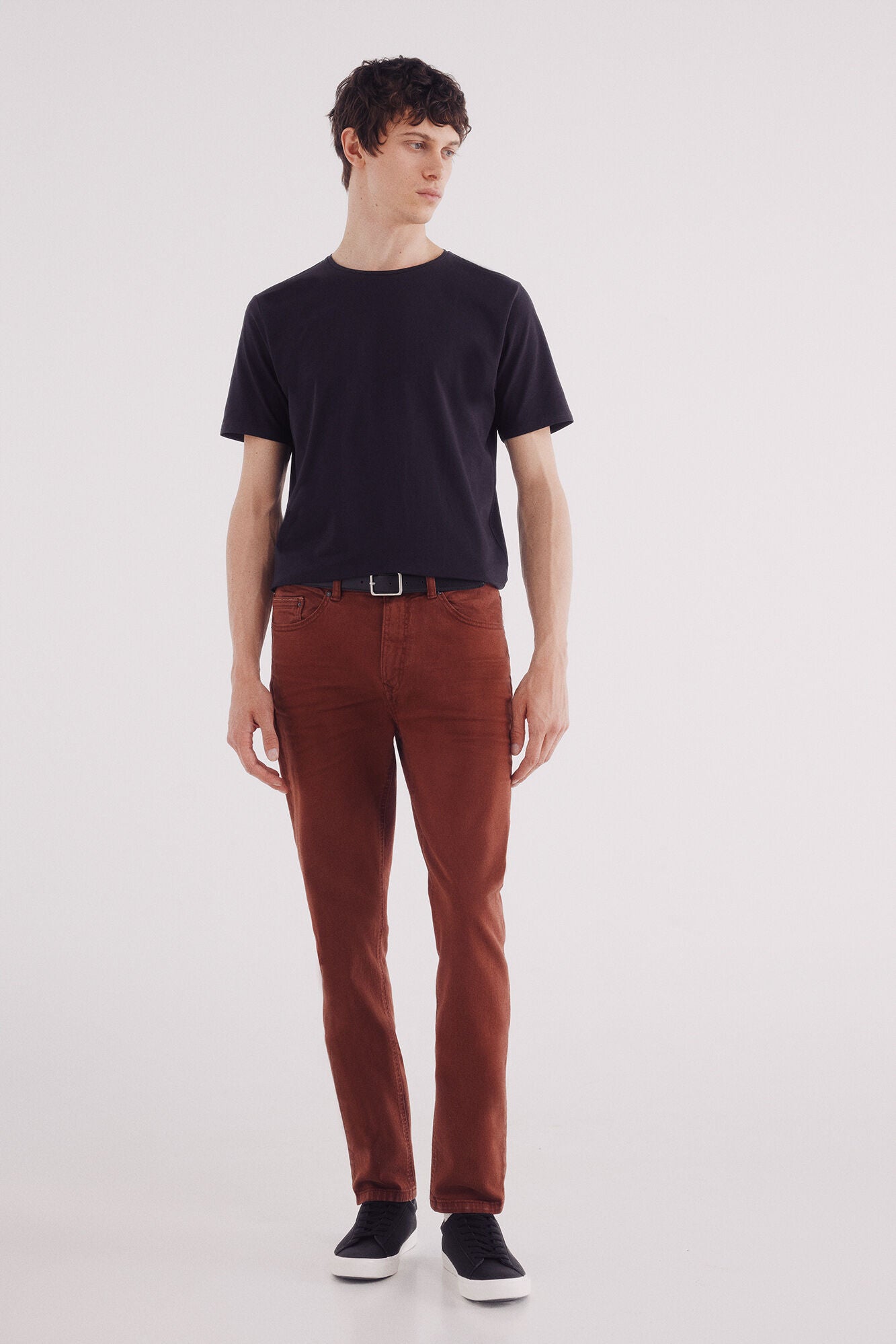 Coloured slim fit 5-pocket trousers.