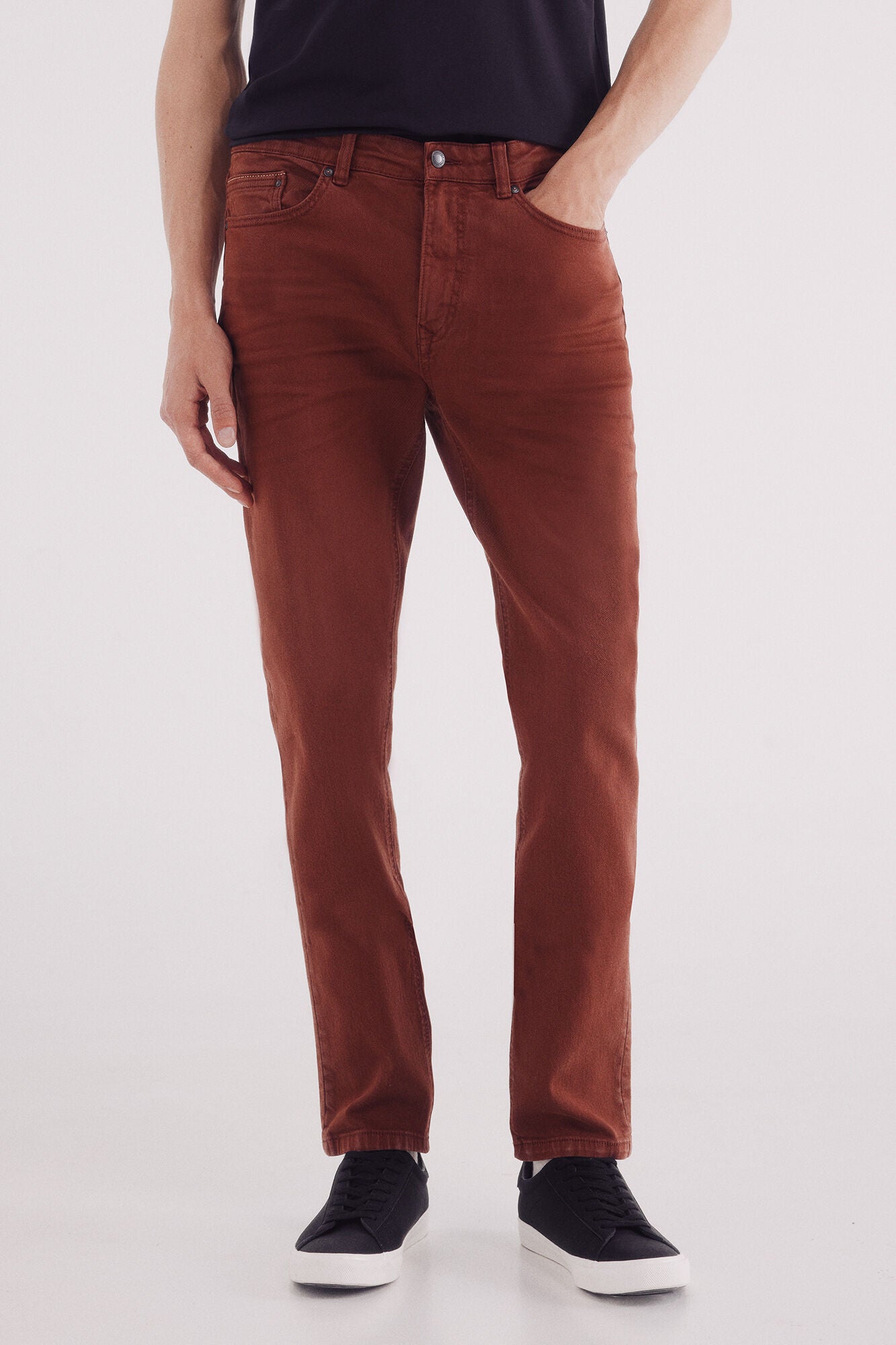 Coloured slim fit 5-pocket trousers.