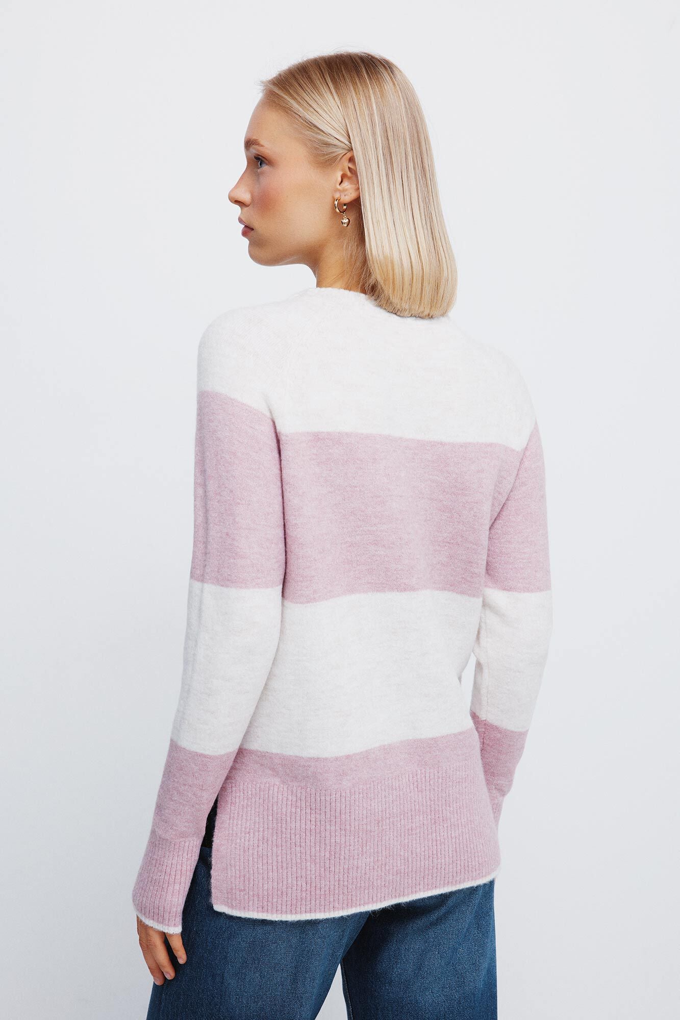 Cable-knit neck