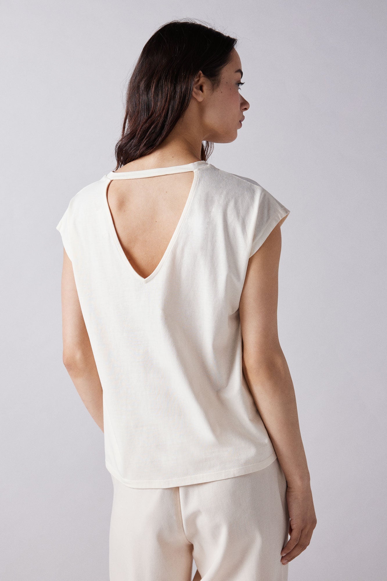 Low-back graphic T-shirt