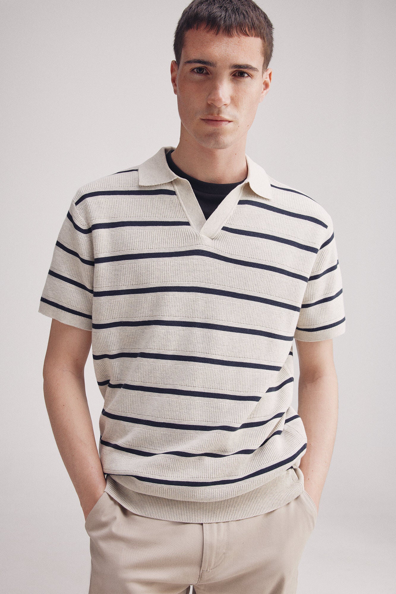 Short-sleeved structured resort neck jersey