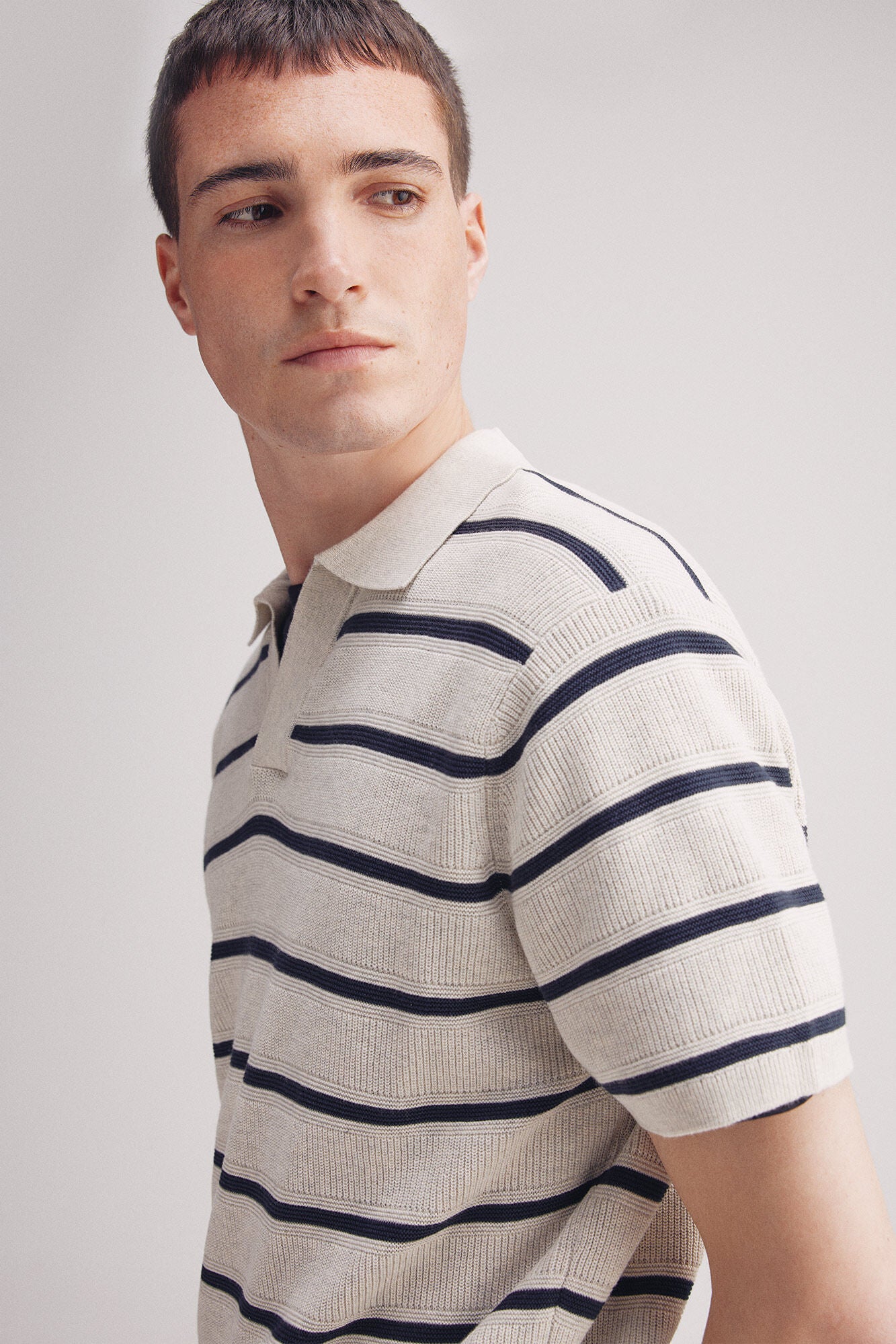 Short-sleeved structured resort neck jersey