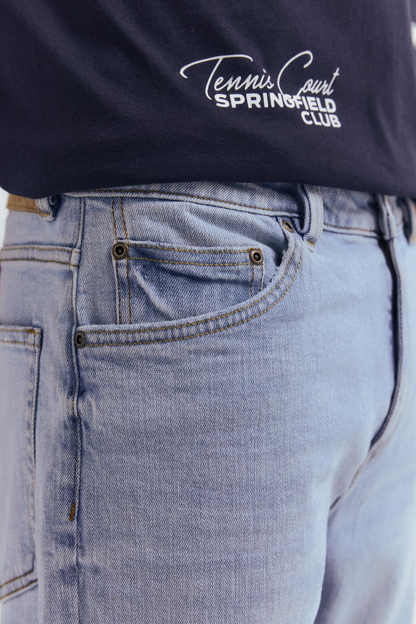 Light wash straight fit jeans