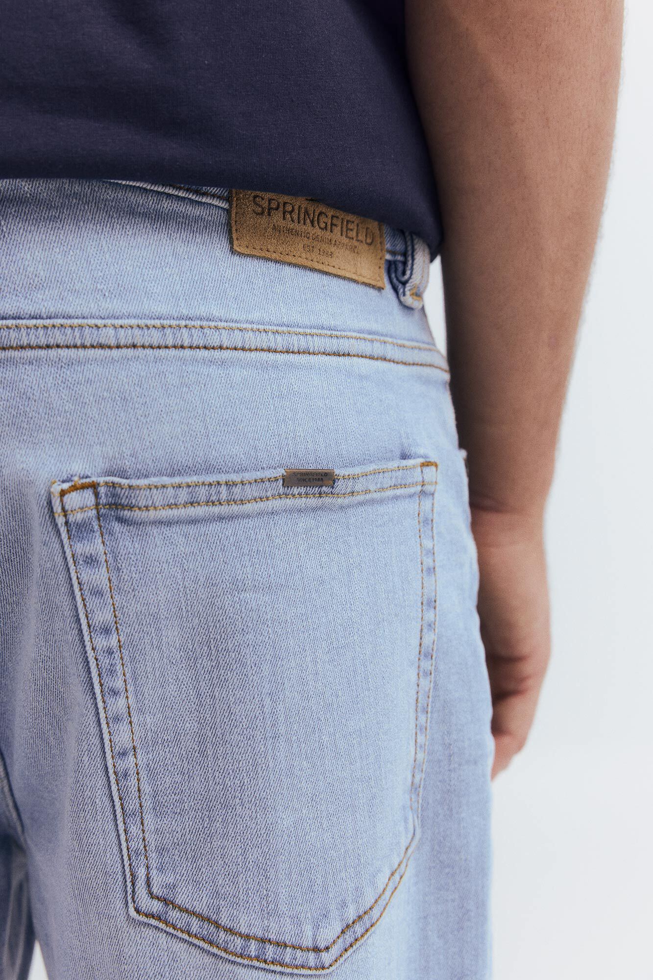 Light wash straight fit jeans