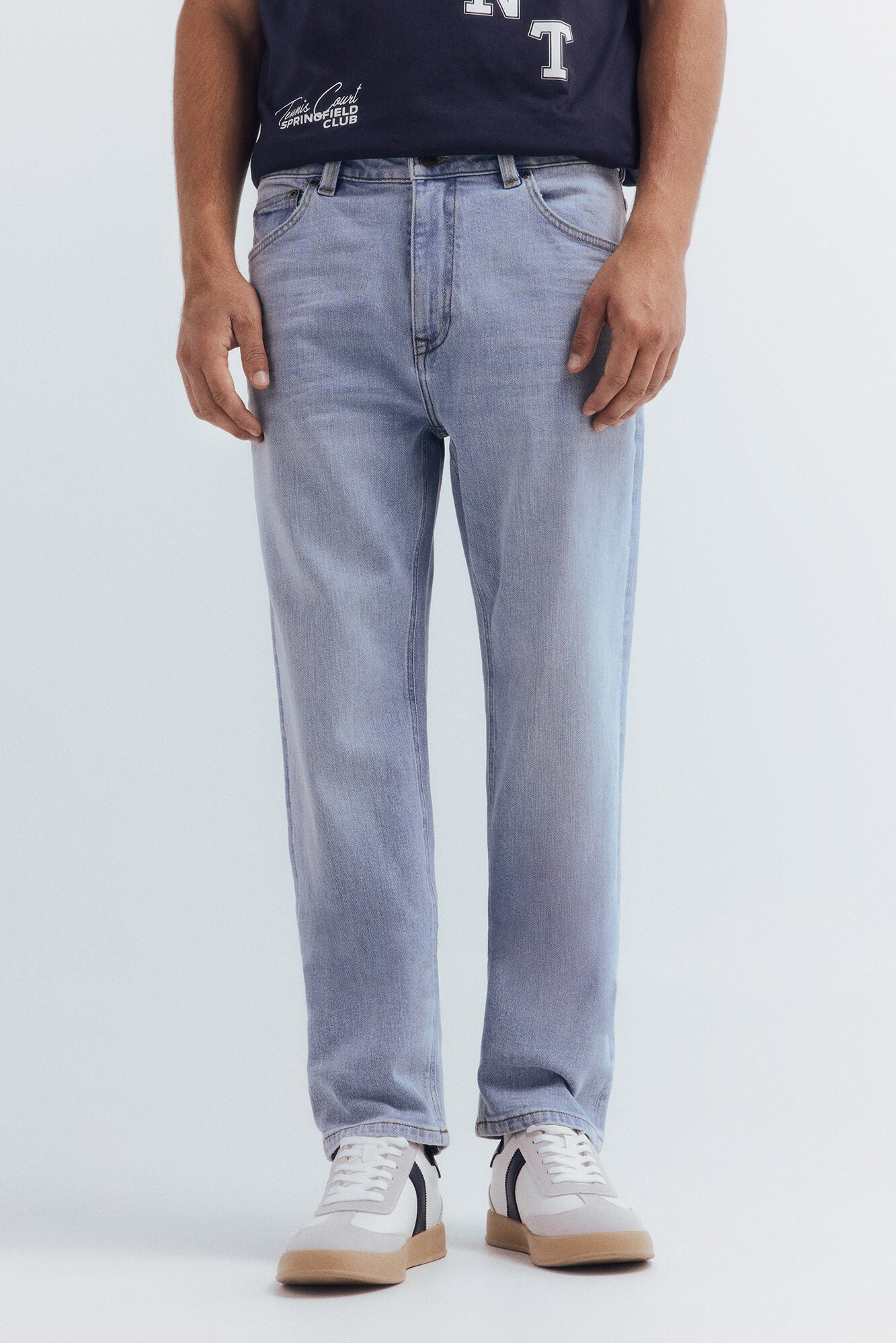 Light wash straight fit jeans