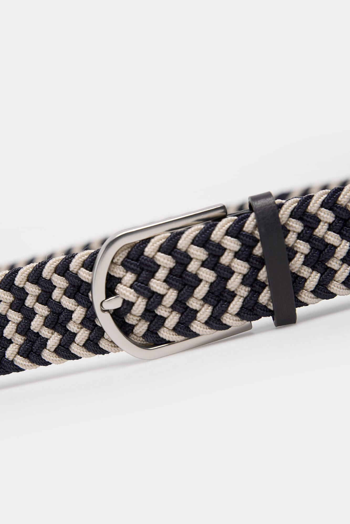 Braided belt with zigzag color
