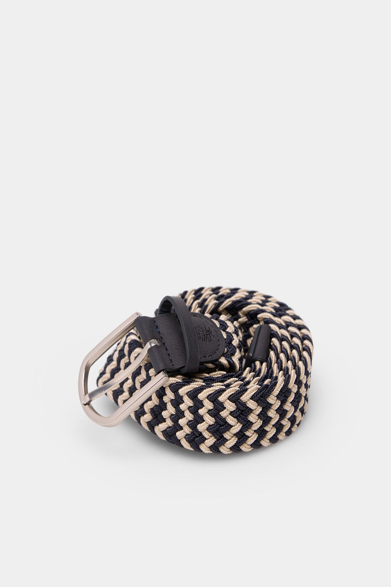 Braided belt with zigzag color