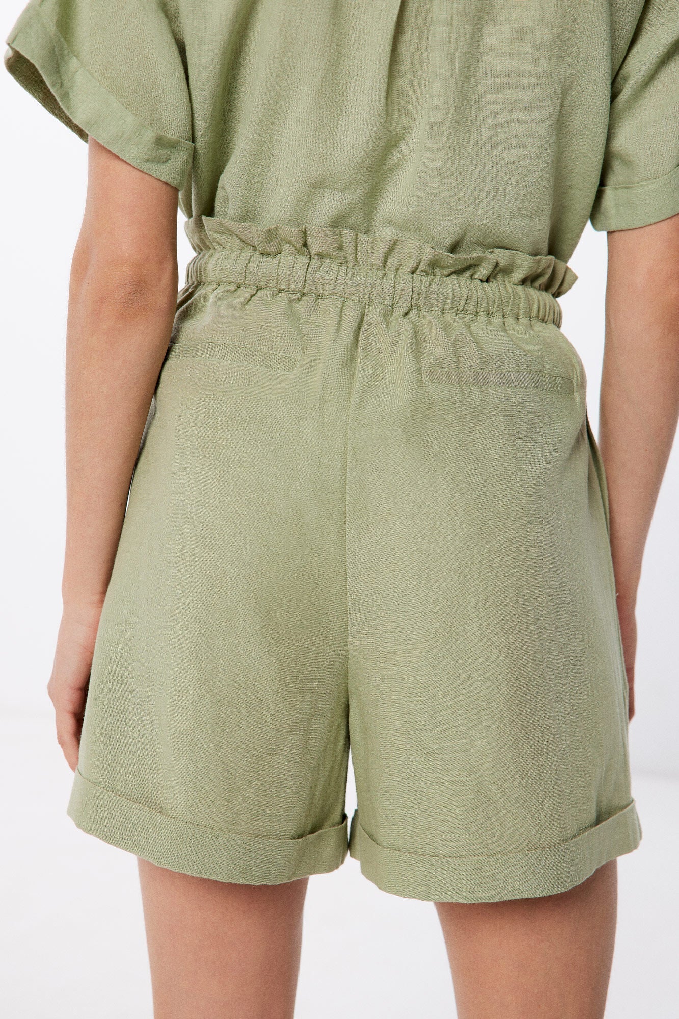 Linen shorts with elasticated waist