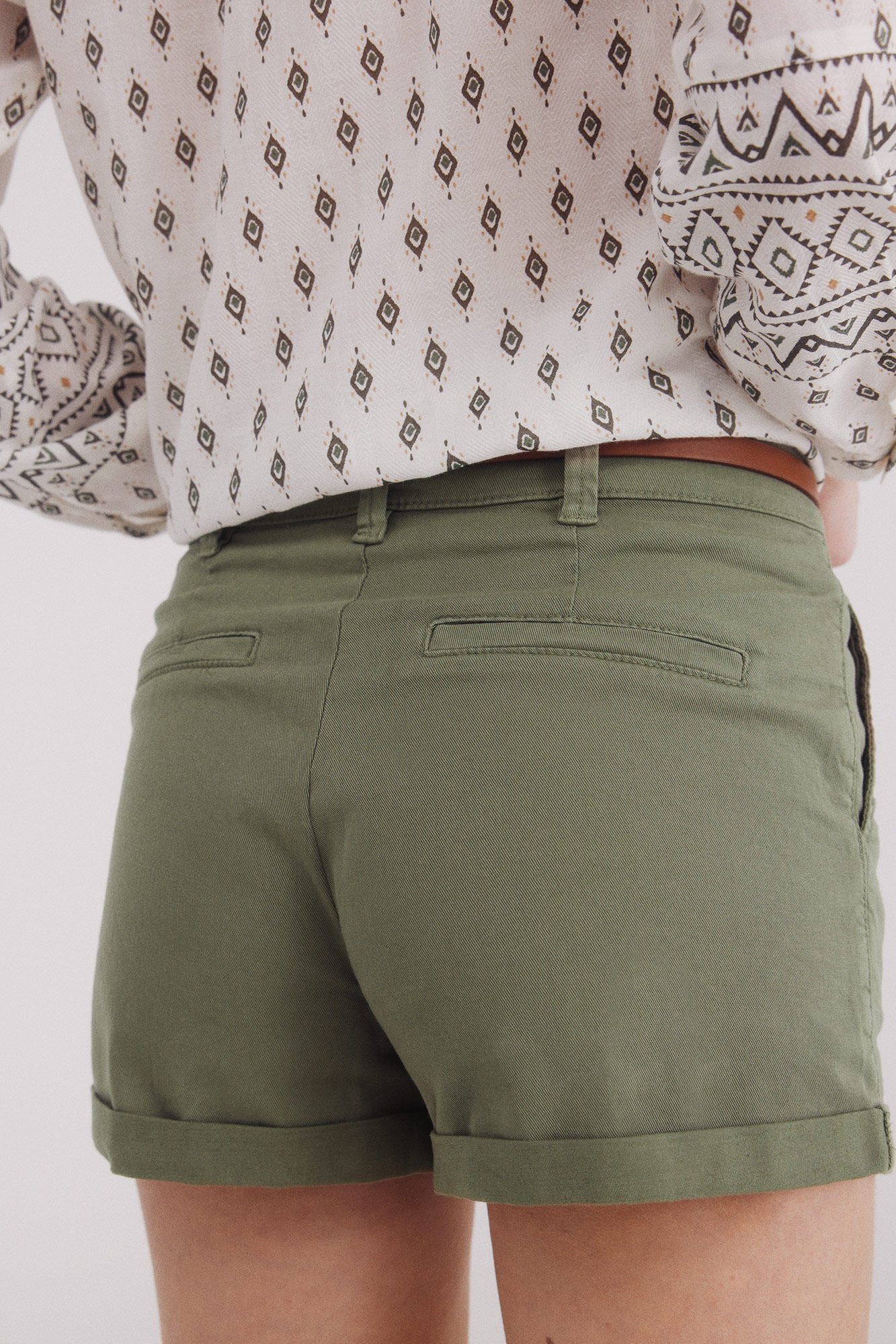 Chinos shorts with belt