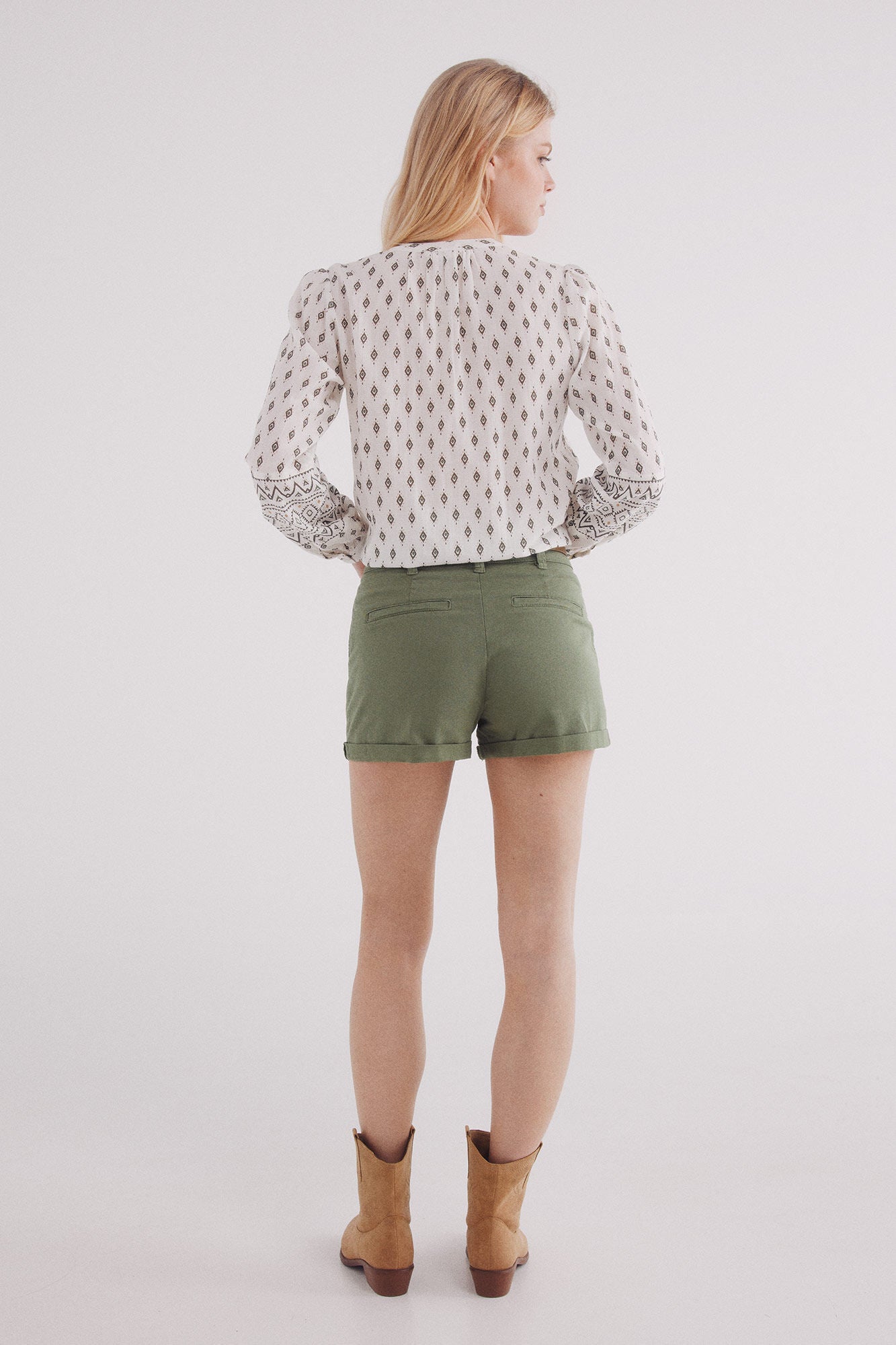 Chinos shorts with belt