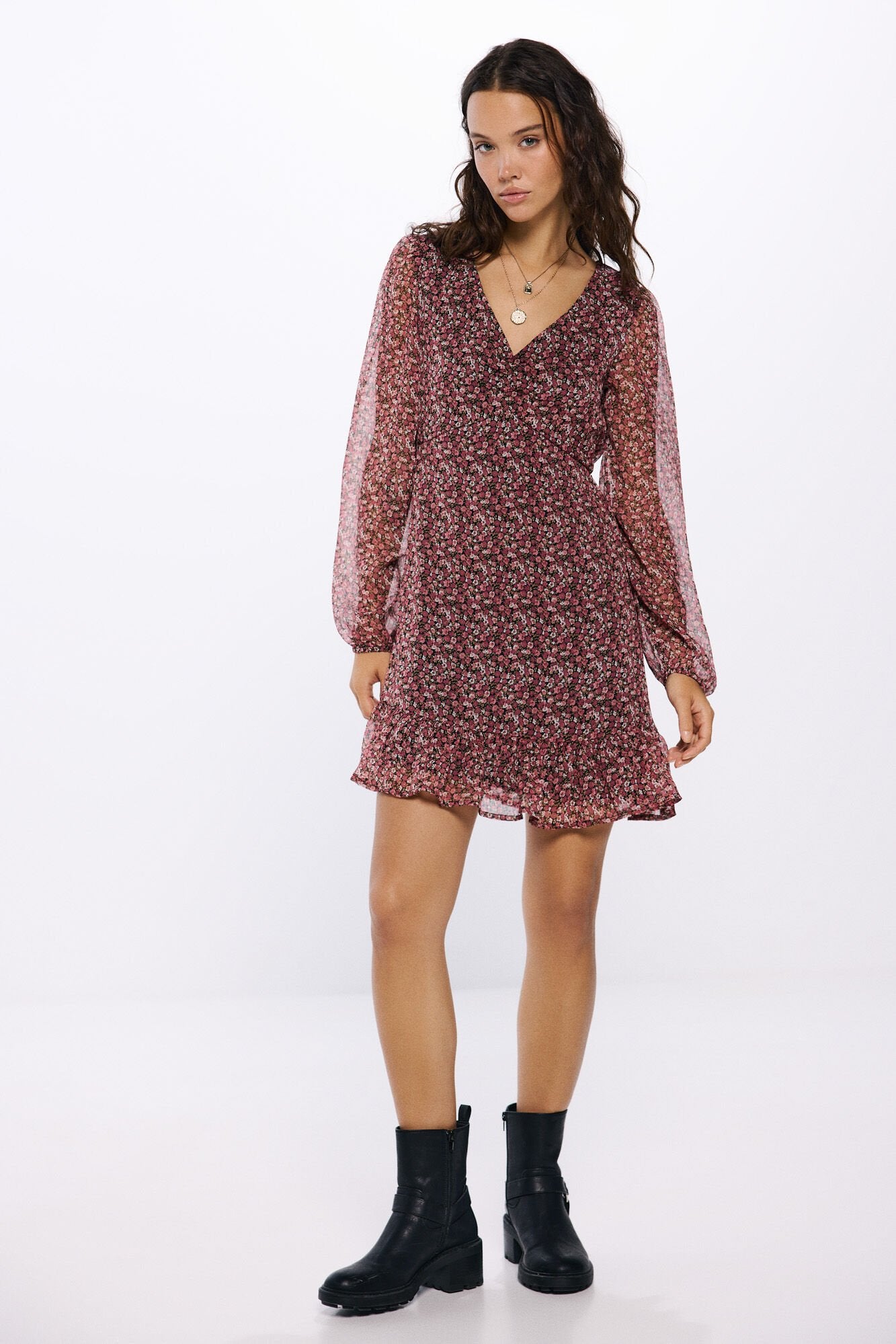Short dress with neckline and print