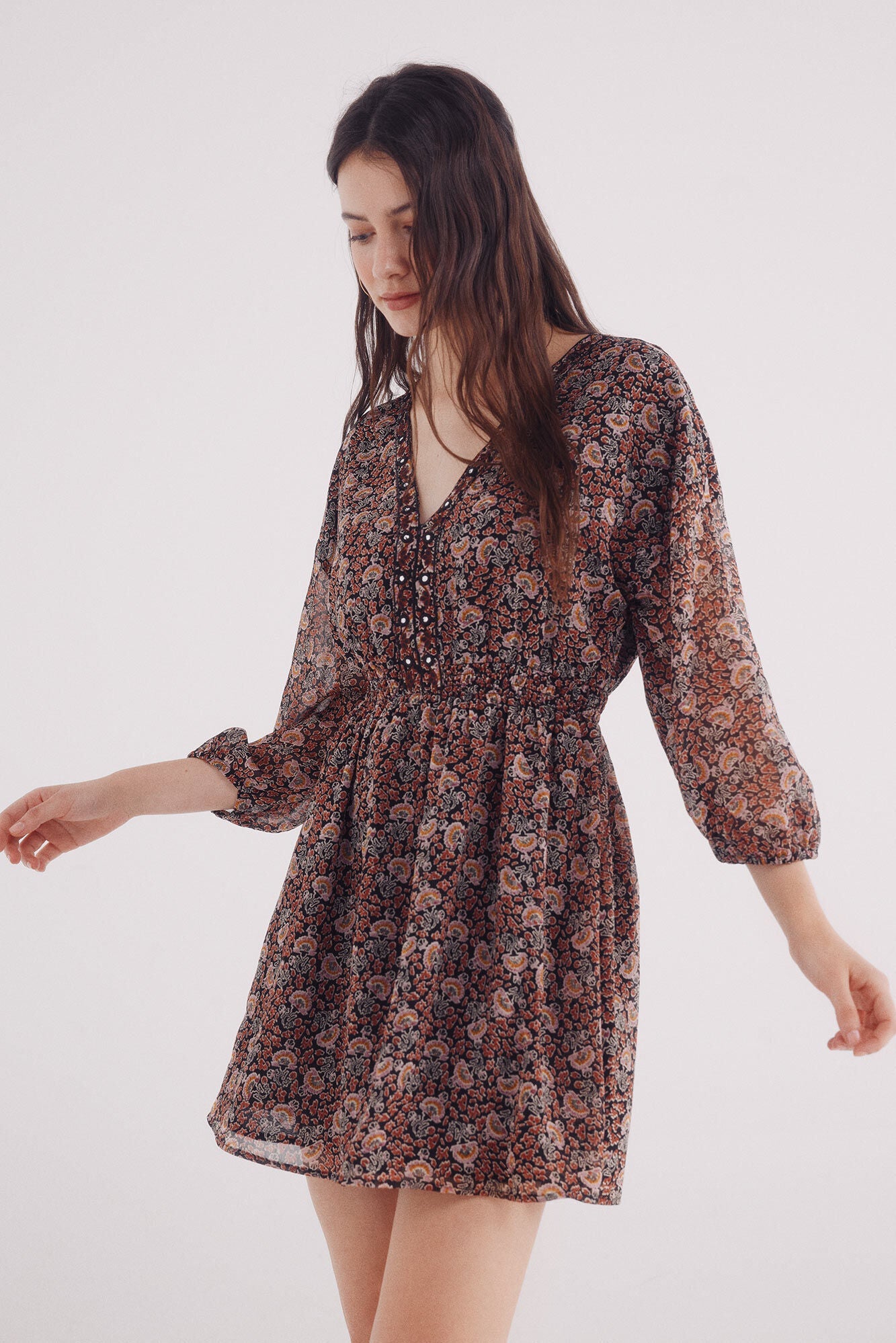 Short chiffon dress with mirror neckline