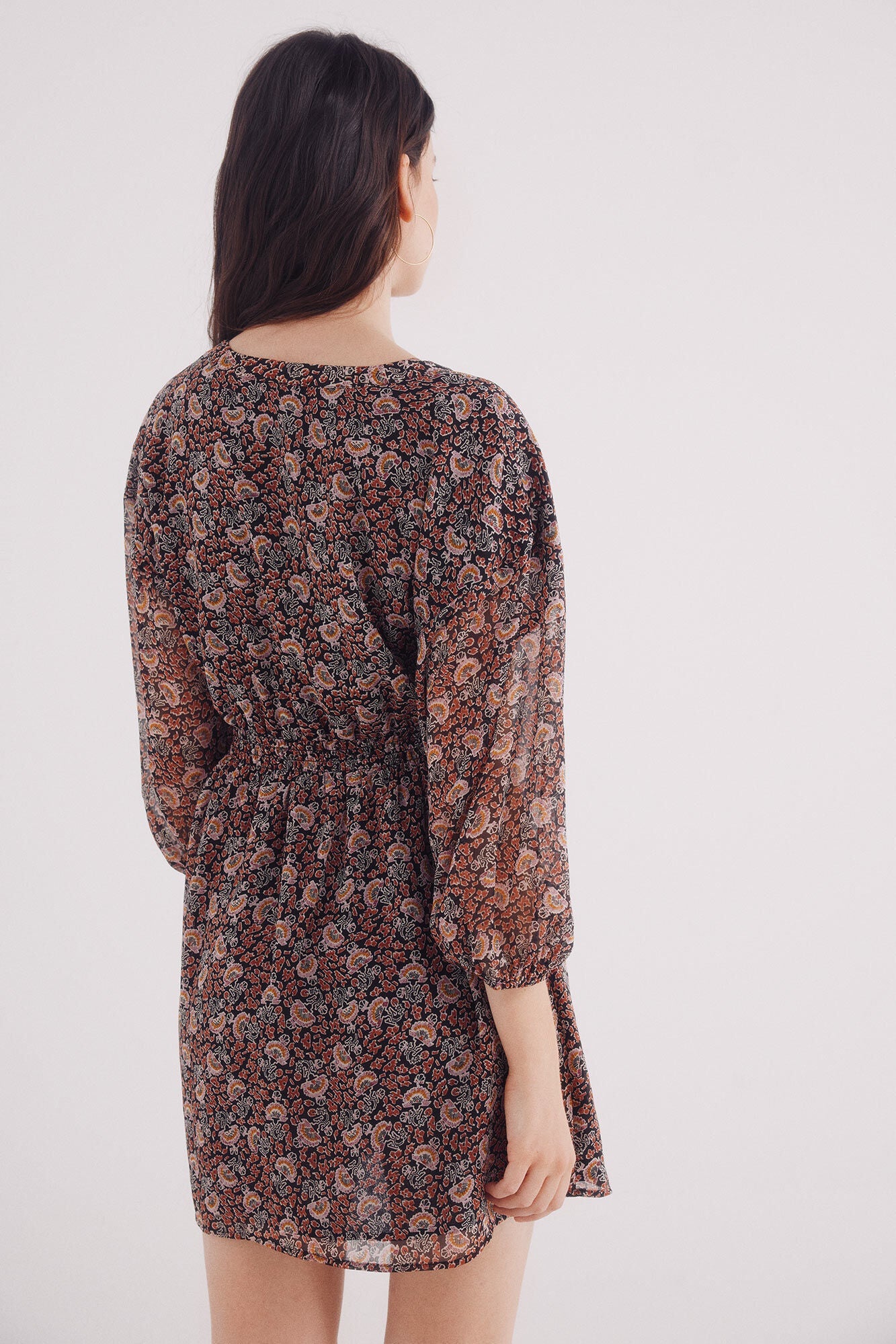 Short chiffon dress with mirror neckline