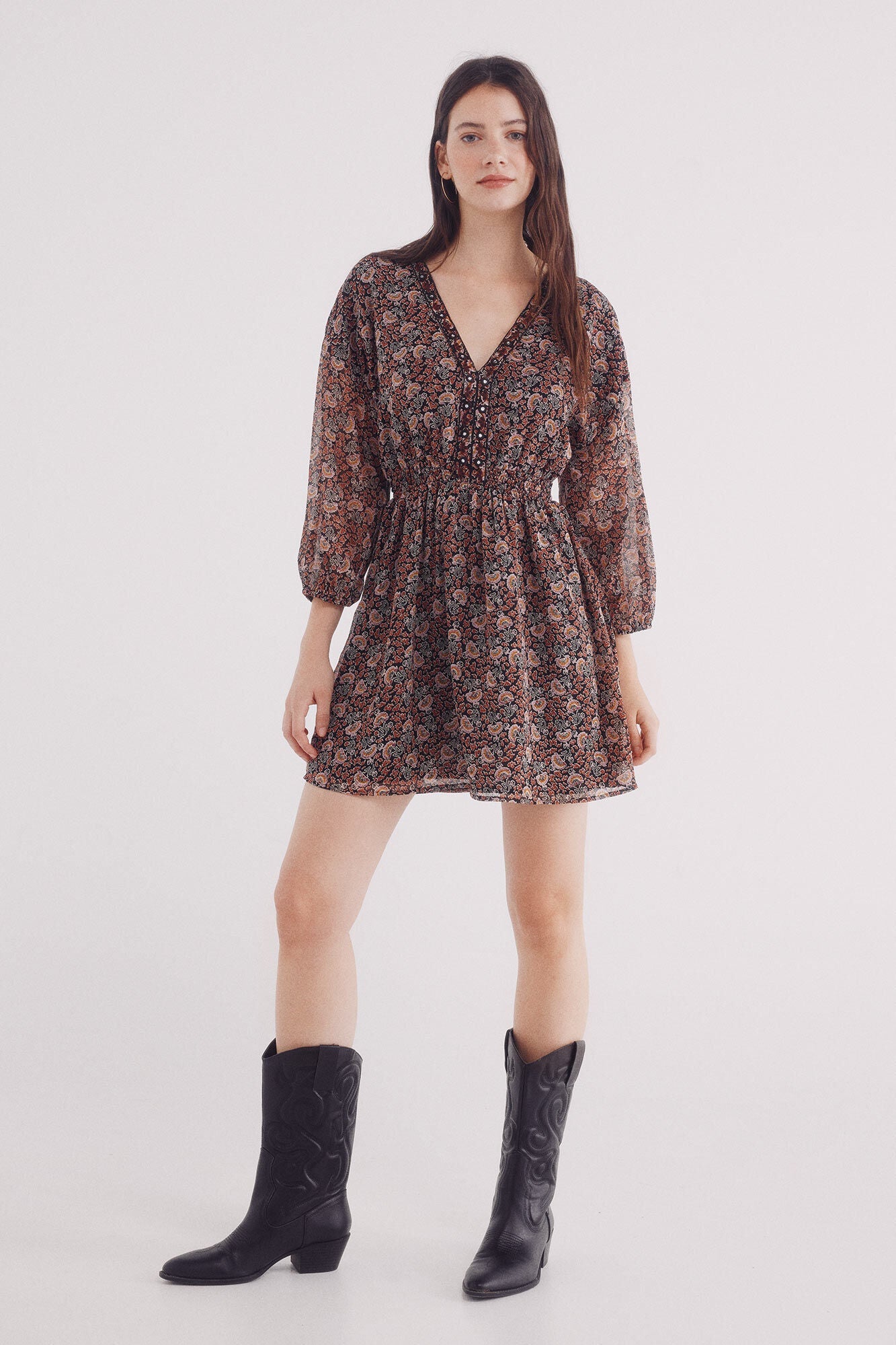 Short chiffon dress with mirror neckline