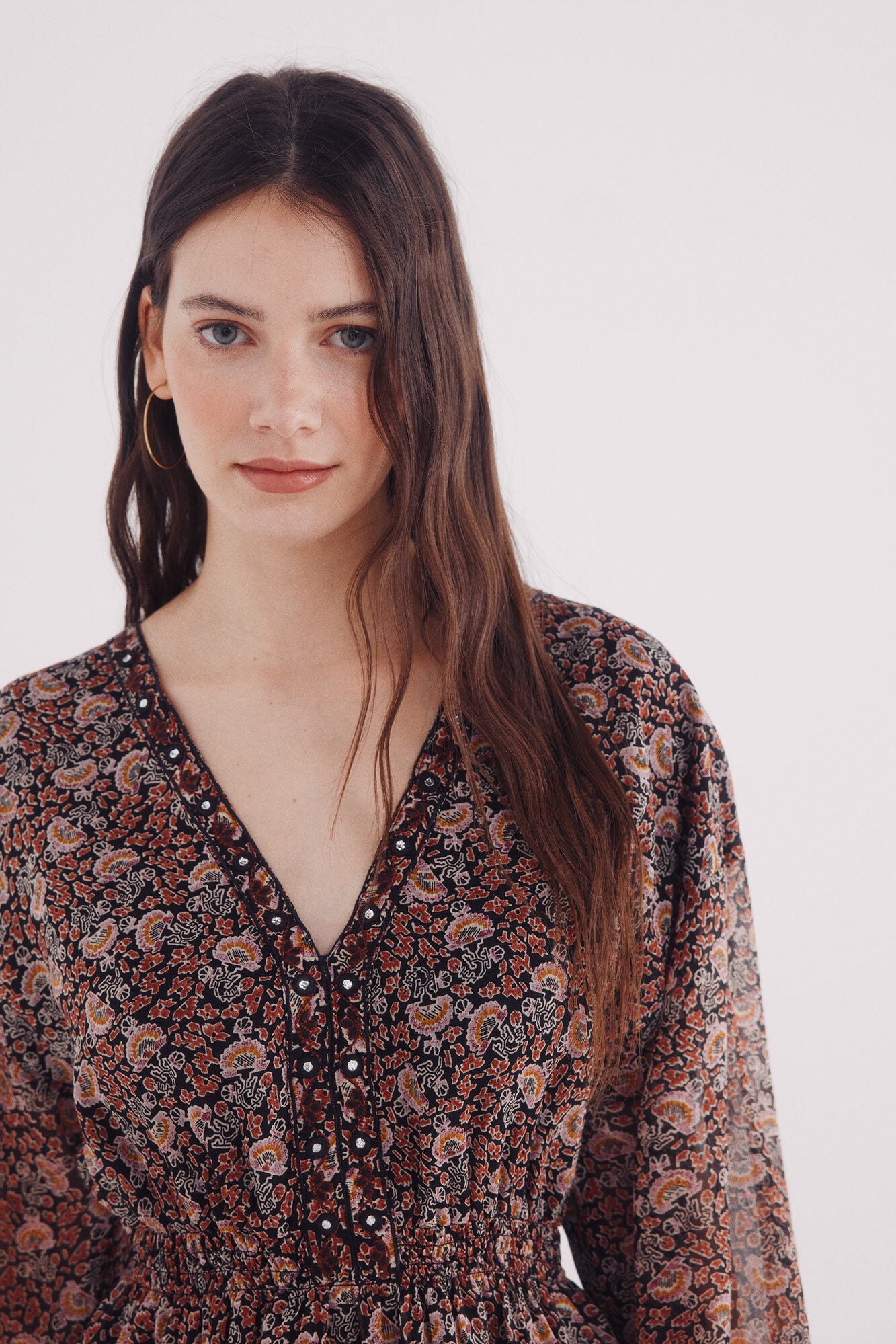 Short chiffon dress with mirror neckline