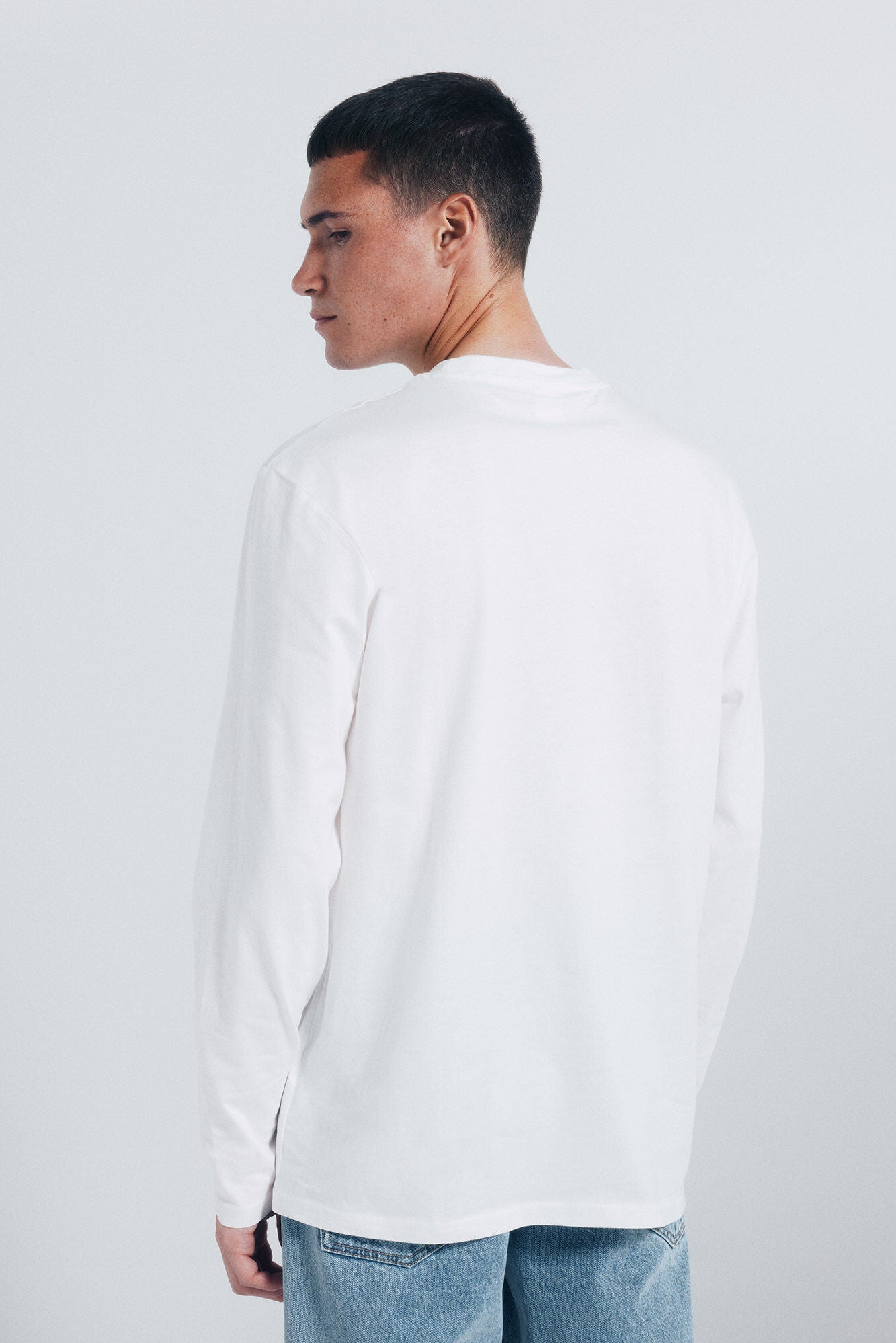 Basic long-sleeved T-shirt with a soft finish