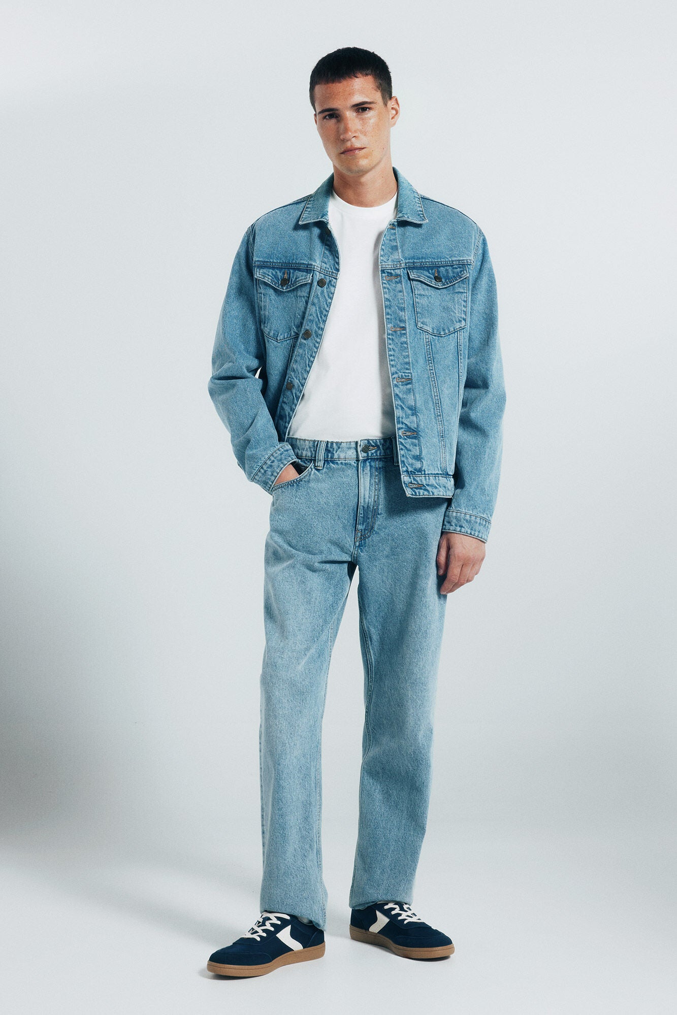 Basic long-sleeved T-shirt with a soft finish