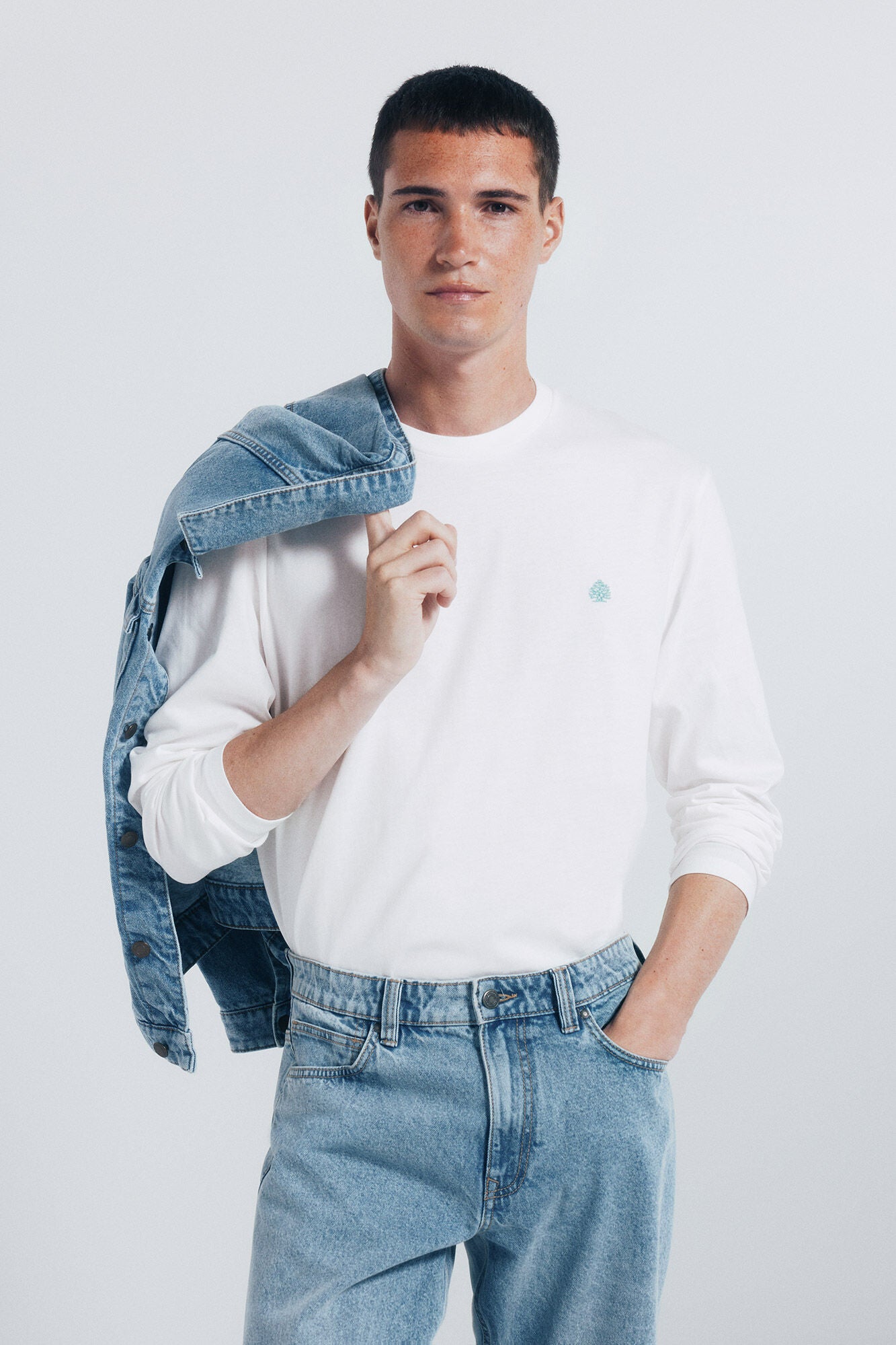 Basic long-sleeved T-shirt with a soft finish