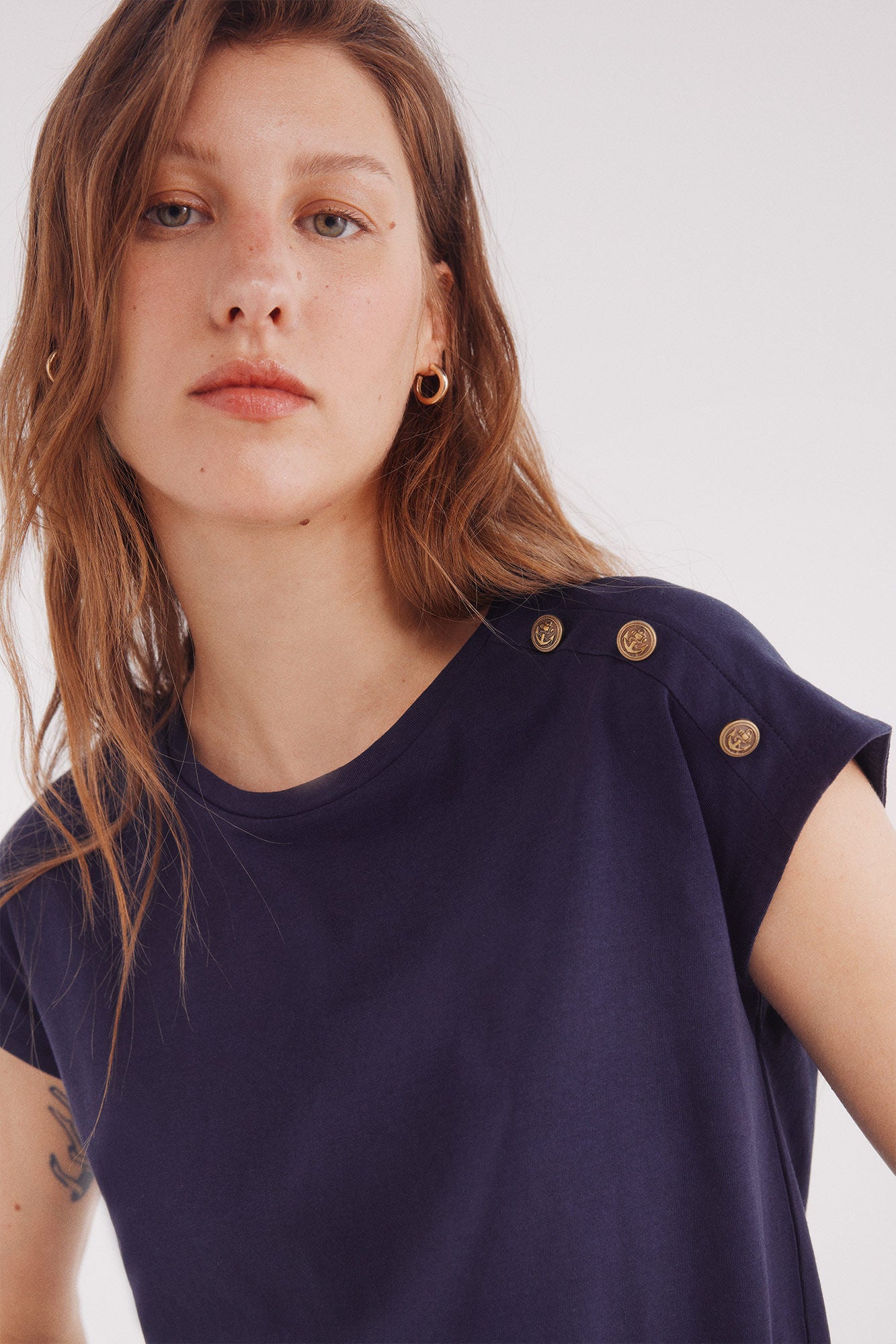 buttons shouldered shirt