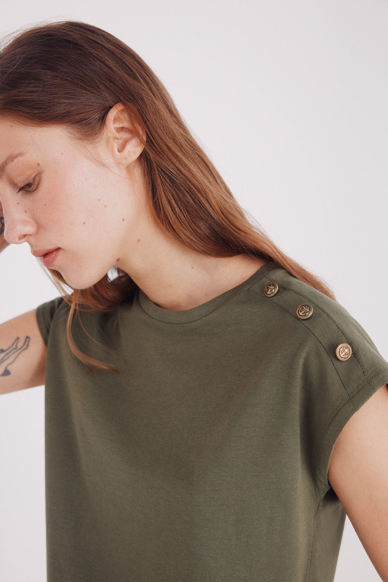 buttons shouldered shirt