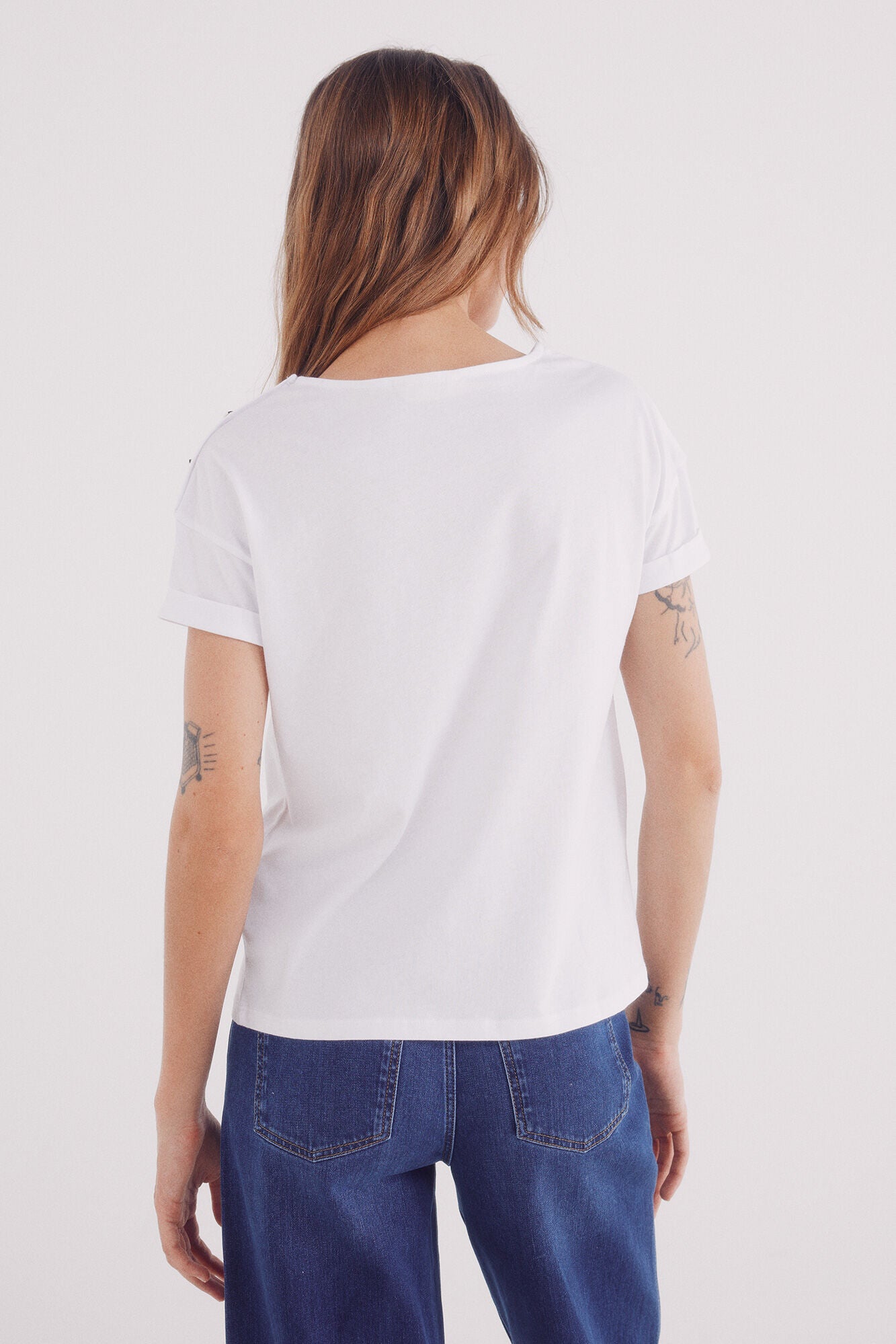 Plain t-shirt with turned-up sleeves and shoulder buttons