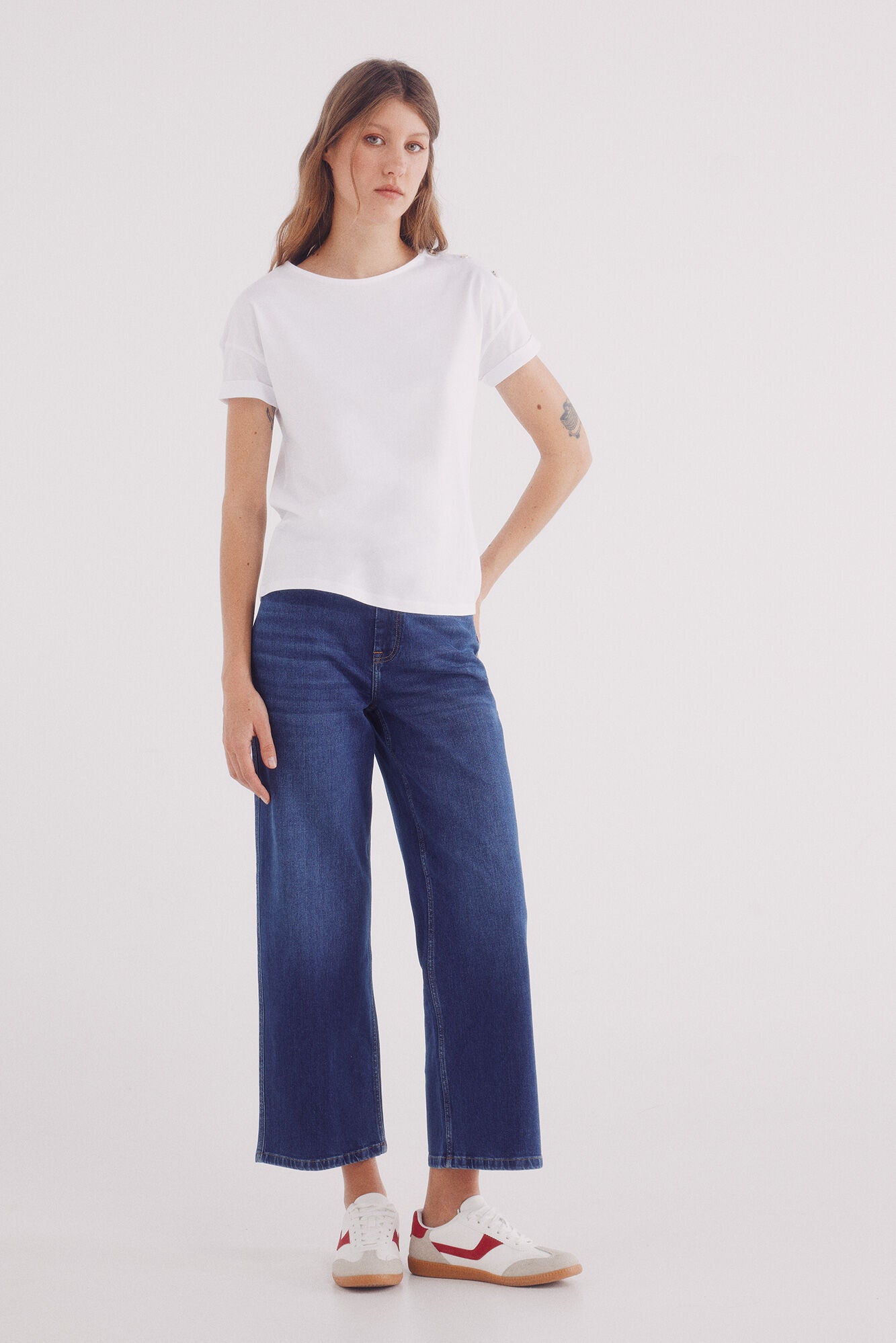 Plain t-shirt with turned-up sleeves and shoulder buttons