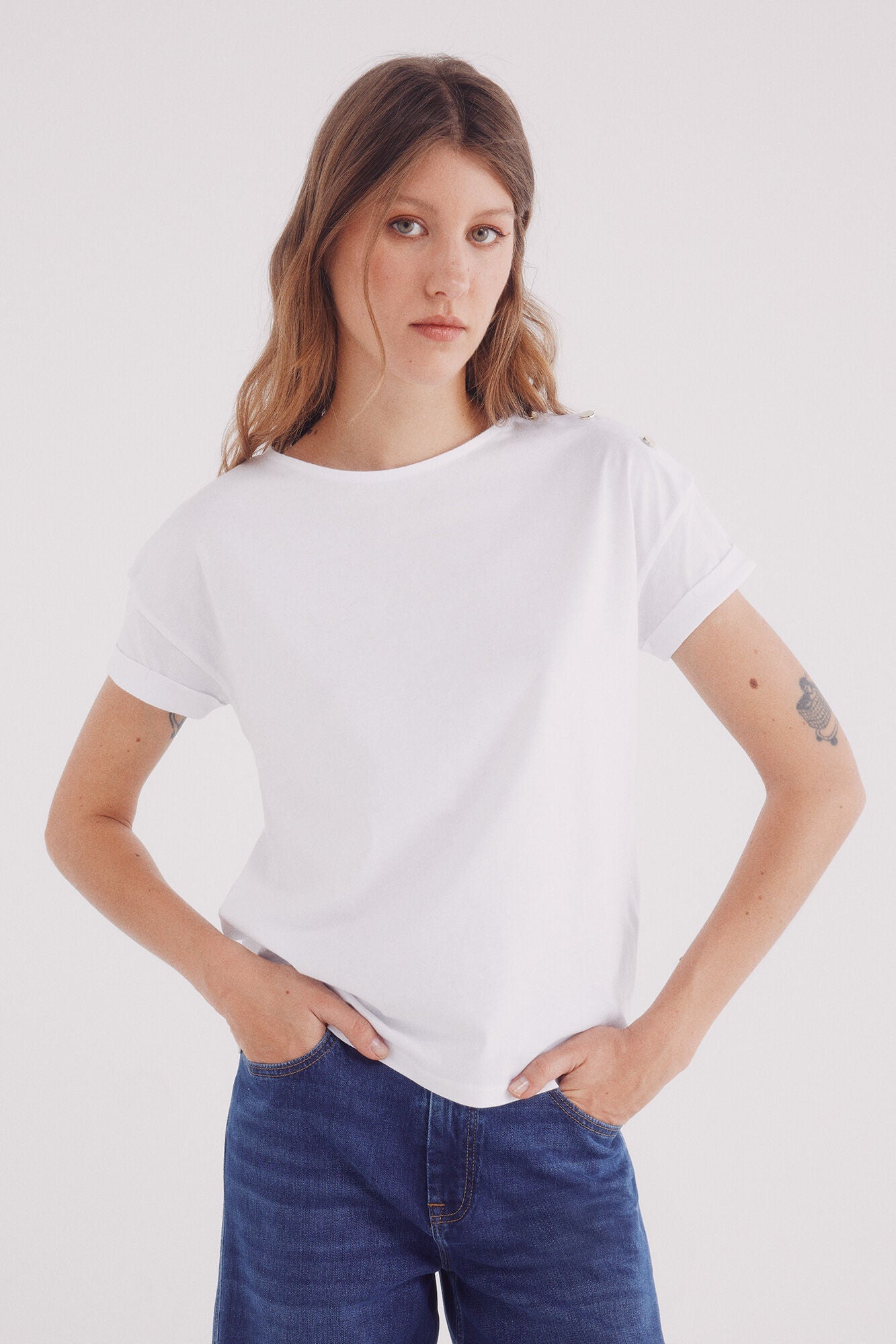 Plain t-shirt with turned-up sleeves and shoulder buttons