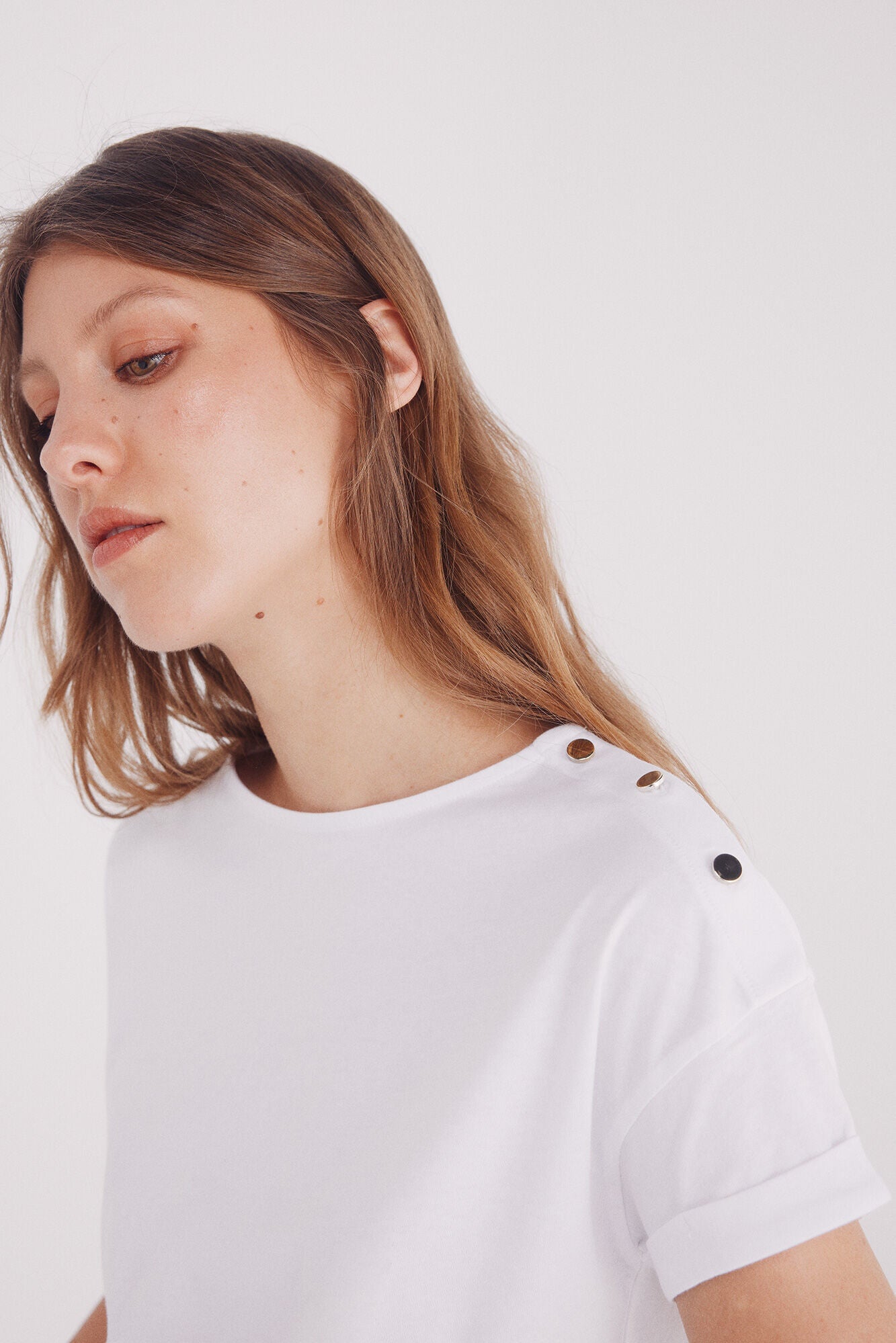 Plain t-shirt with turned-up sleeves and shoulder buttons