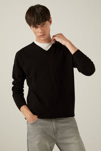 Basic V-neck plain knit sweater. Ribbed hem and cuffs.