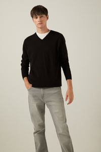 Basic V-neck plain knit sweater. Ribbed hem and cuffs.