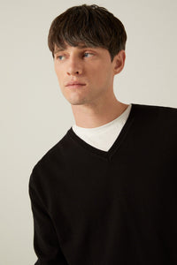 Basic V-neck plain knit sweater. Ribbed hem and cuffs.