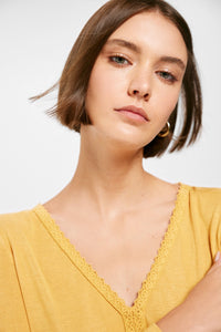 Lace ribbon neckline T-shirt