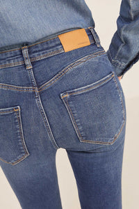 Sustainable wash push-up jeans