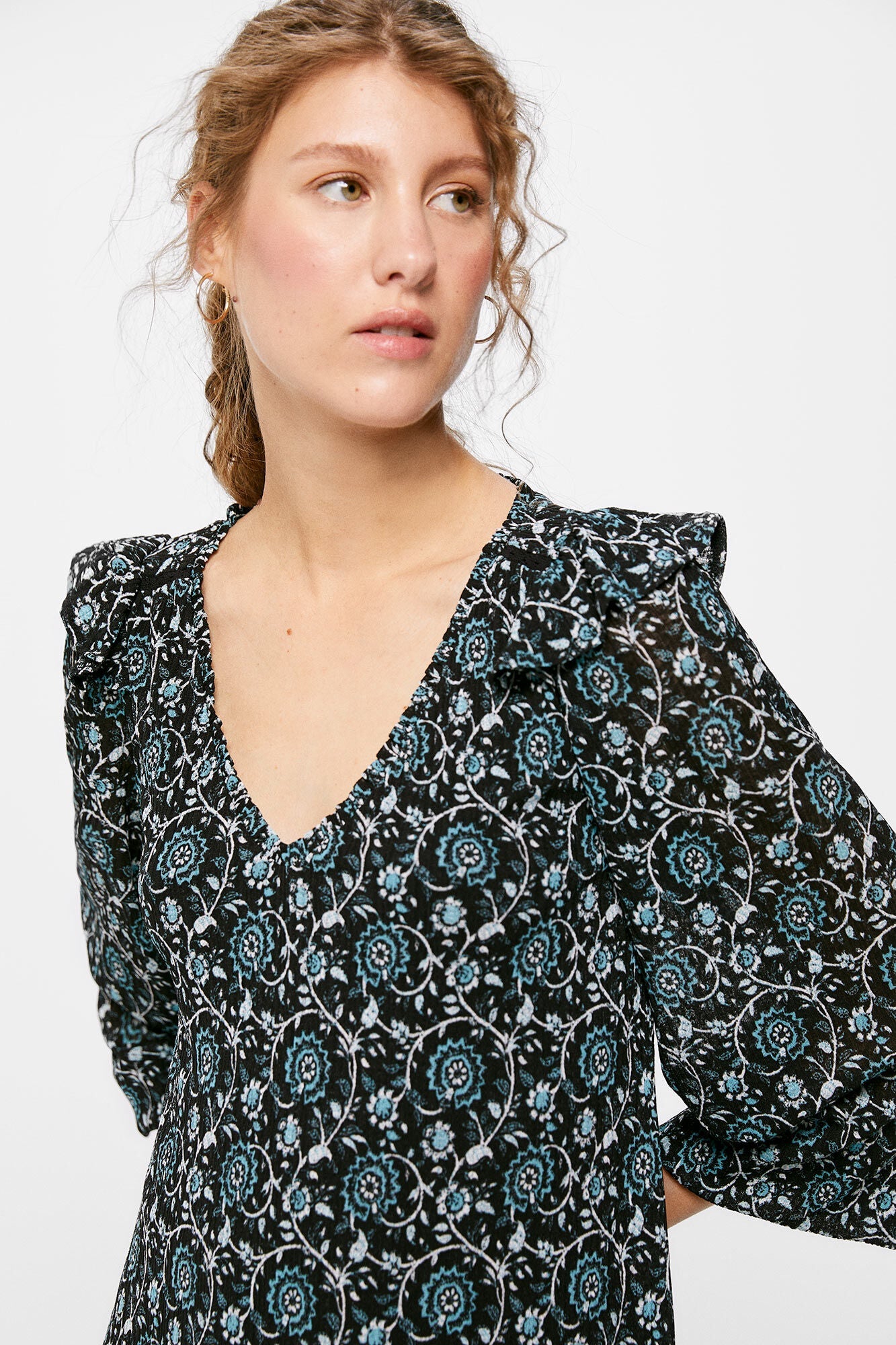 Short dress with ruffled shoulders
