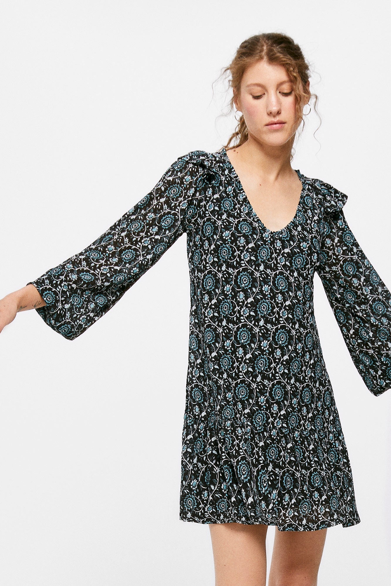 Short dress with ruffled shoulders